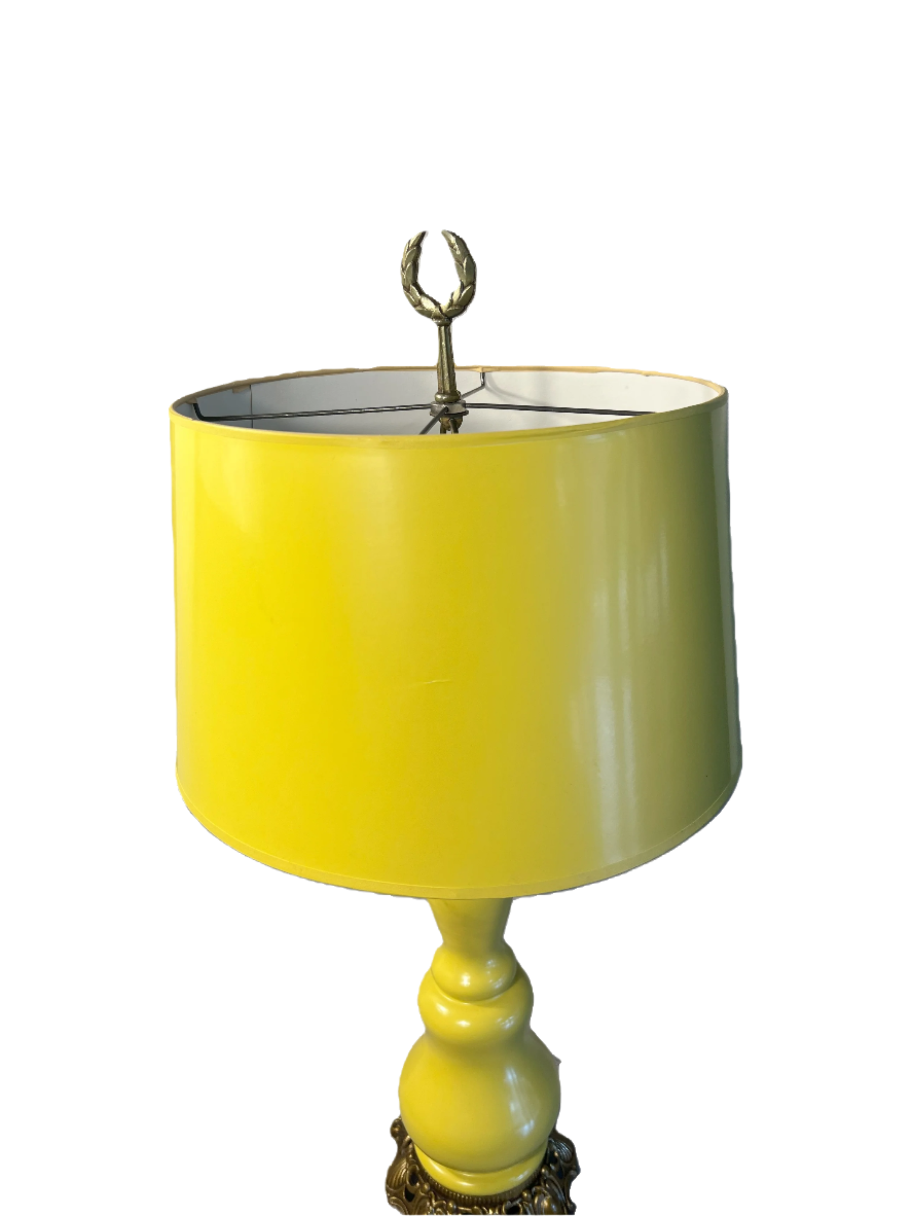 VINTAGE FRENCH OIL LAMP STYLE YELLOW CERAMIC TABLE LAMP WITH ORNATE BRASS BASE