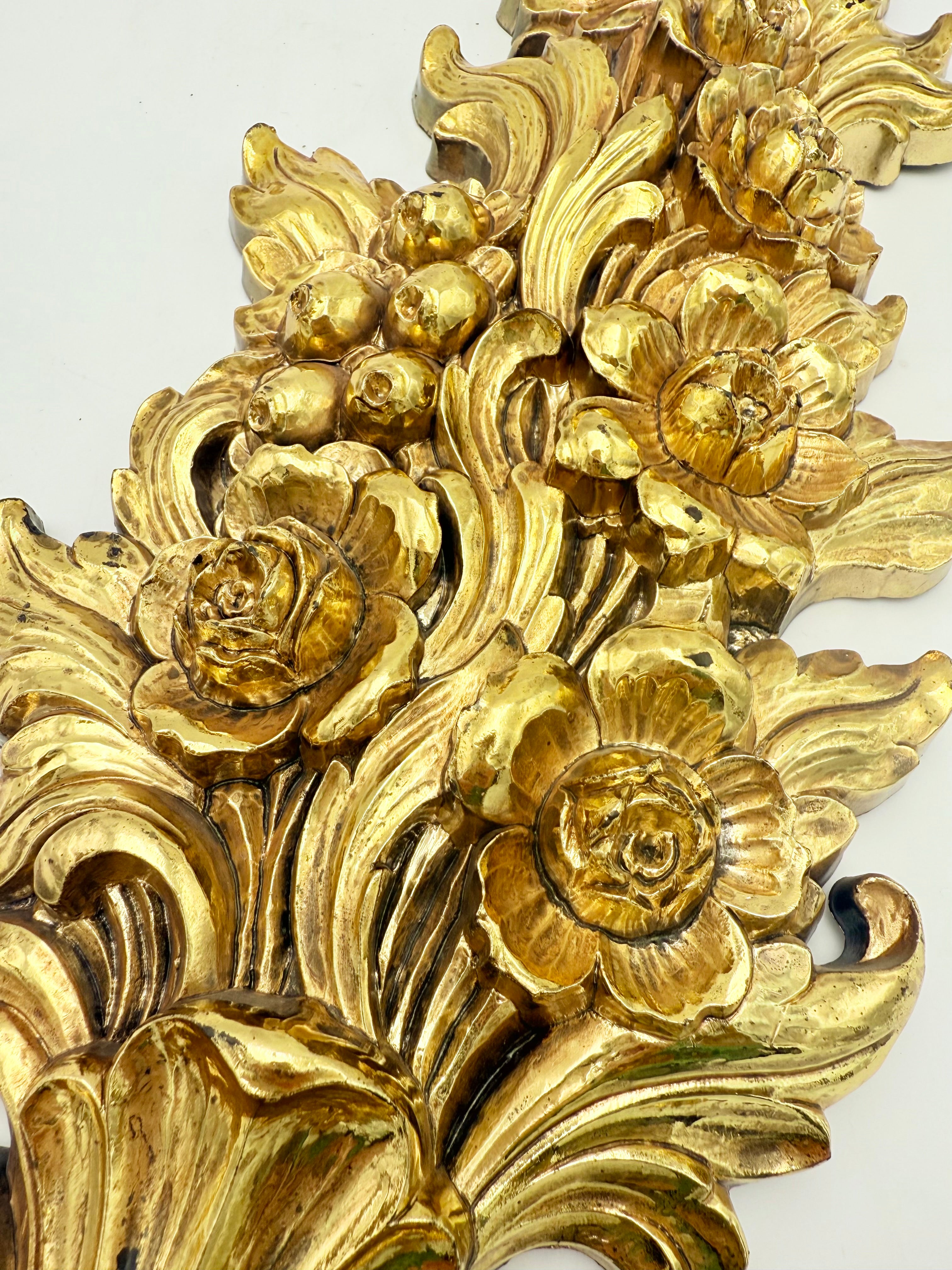 VINTAGE 1973 SYROCO BRIGHT GOLD FLORAL TWO-ARM WALL SCONCE – HOLLYWOOD REGENCY ROCOCO STYLE, GILT FLOWER DESIGN, MADE IN USA, 26 INCHES TALL