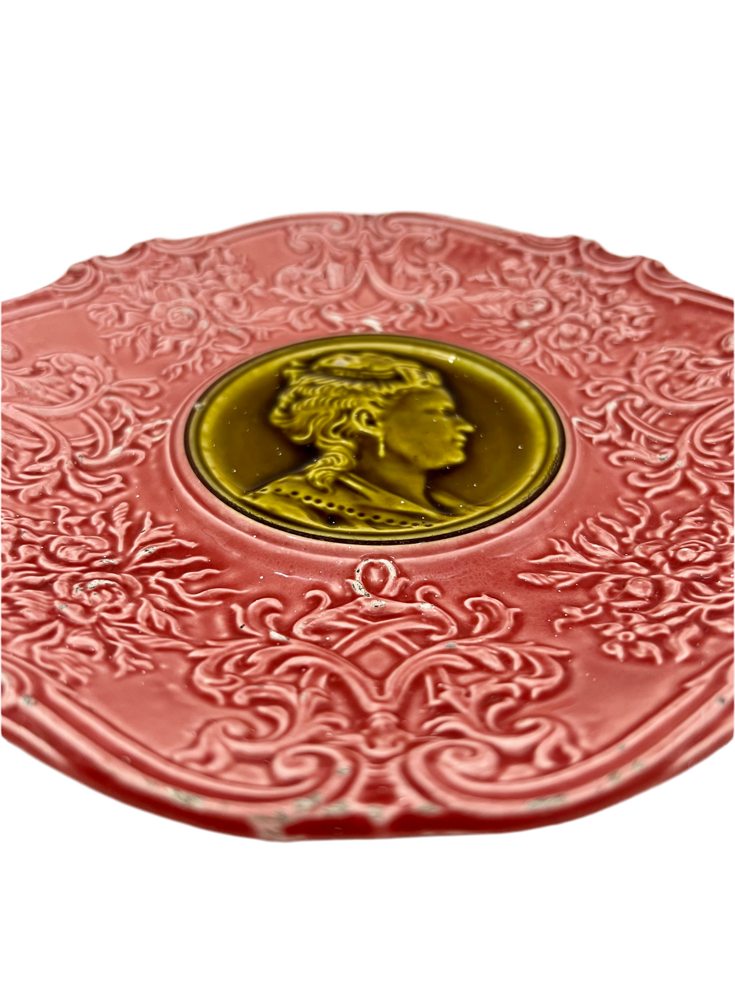 ANTIQUE VILLEROY & BOCH MAJOLICA CAMEO PLATE – RARE PINK WITH OLIVE PORTRAIT MEDALLION, CIRCA 1880s