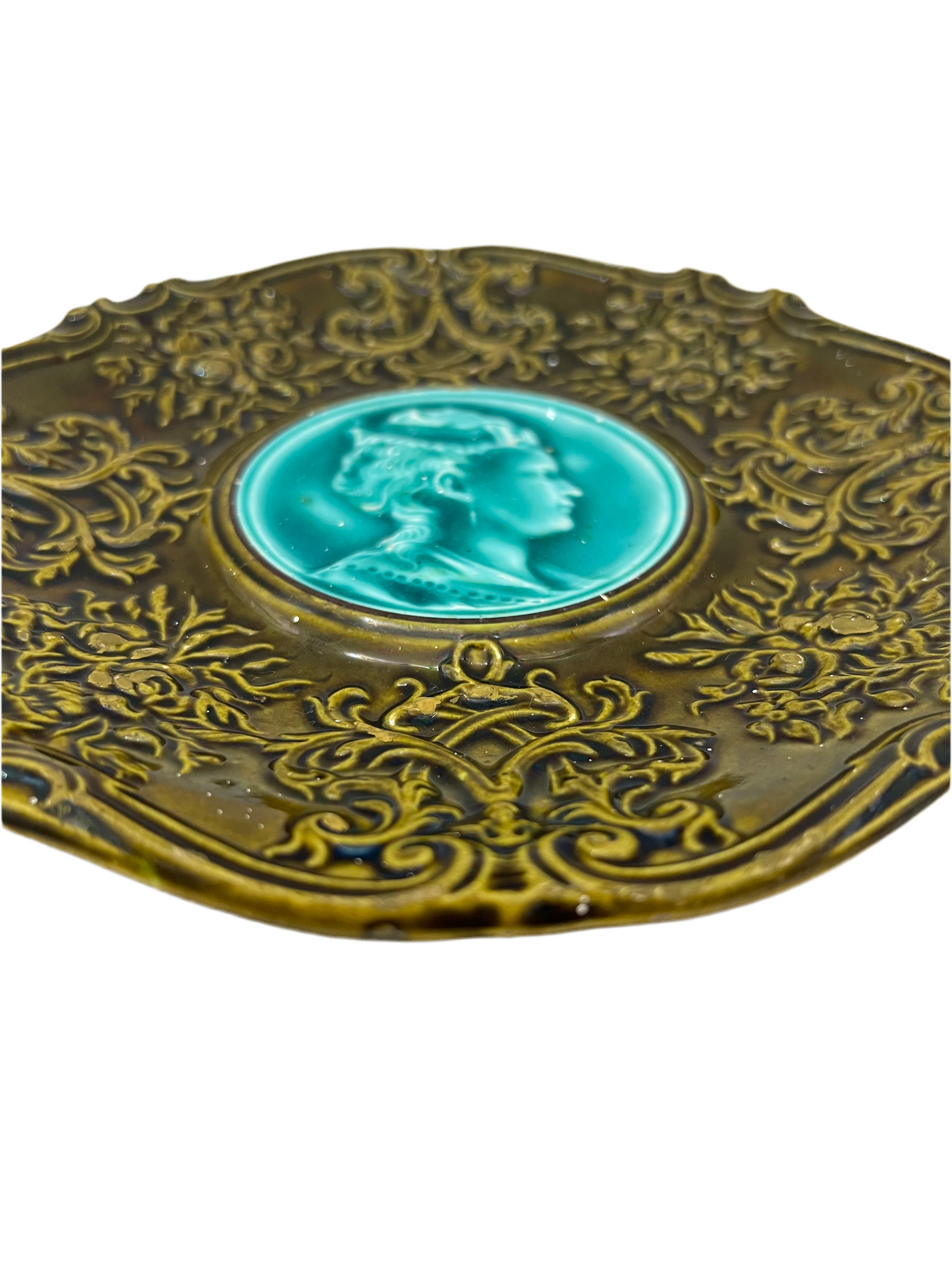 ANTIQUE VILLEROY & BOCH MAJOLICA CAMEO PLATE – BRONZE GREEN WITH TURQUOISE MEDALLION, 19TH CENTURY SCHRAMBERG