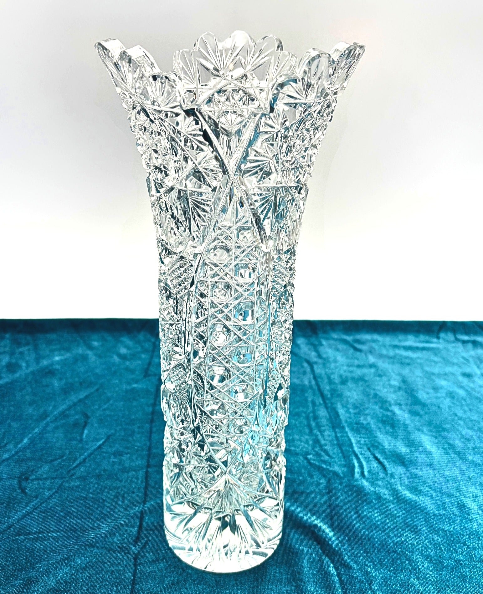 VINTAGE DEEP CUT CRYSTAL VASE WITH TREFOIL SCALLOPED RIM