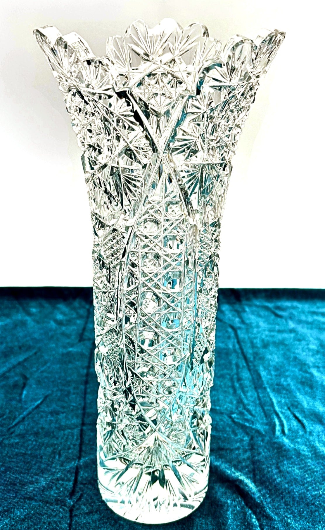 VINTAGE DEEP CUT CRYSTAL VASE WITH TREFOIL SCALLOPED RIM
