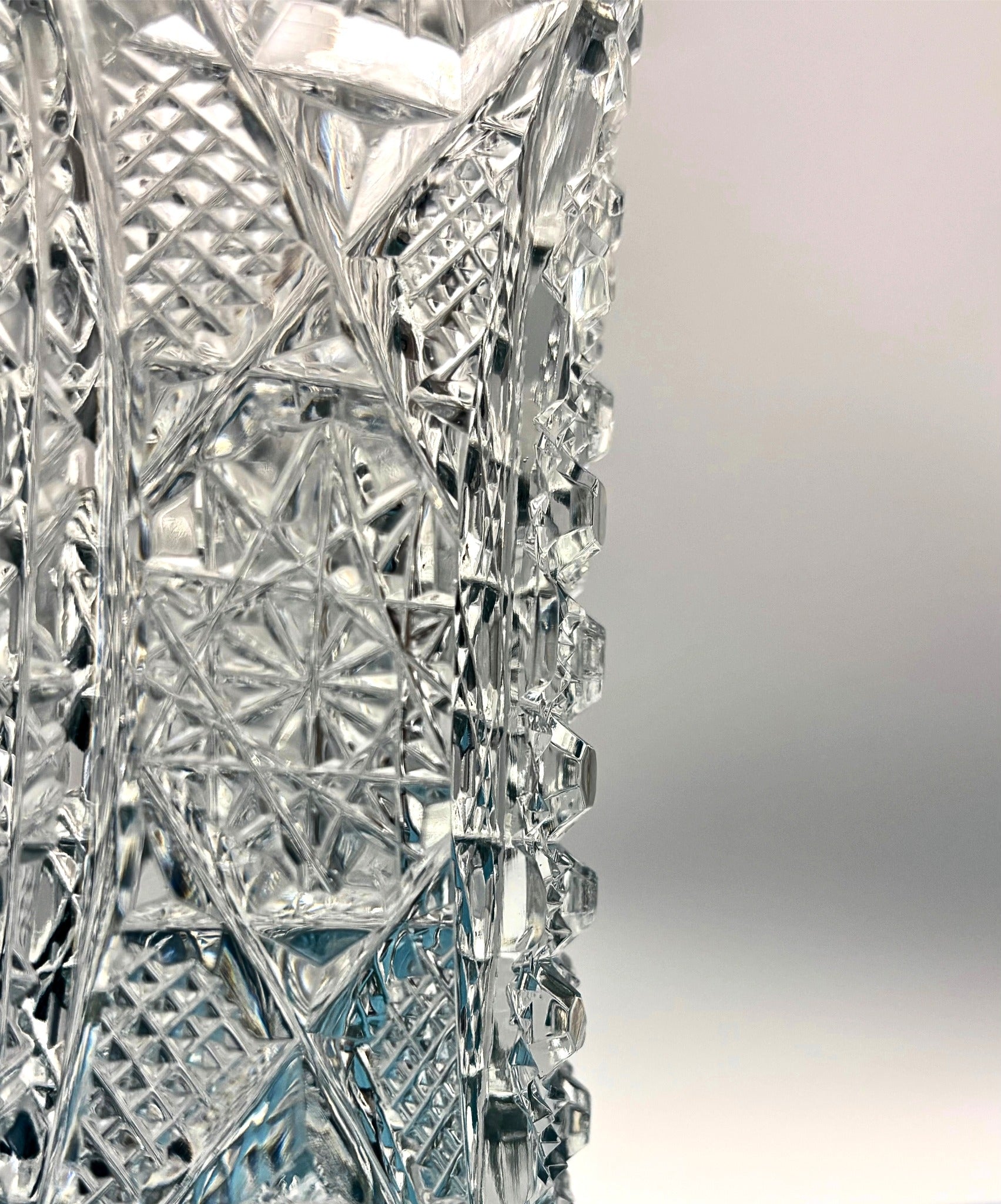 VINTAGE DEEP CUT CRYSTAL VASE WITH TREFOIL SCALLOPED RIM
