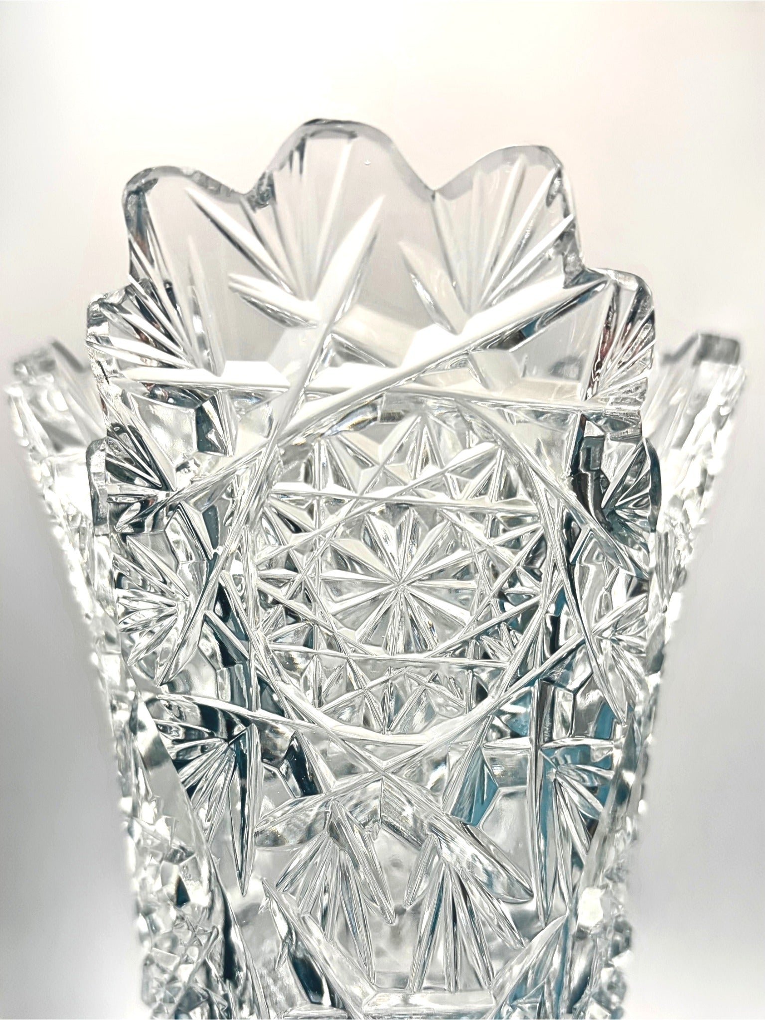 VINTAGE DEEP CUT CRYSTAL VASE WITH TREFOIL SCALLOPED RIM