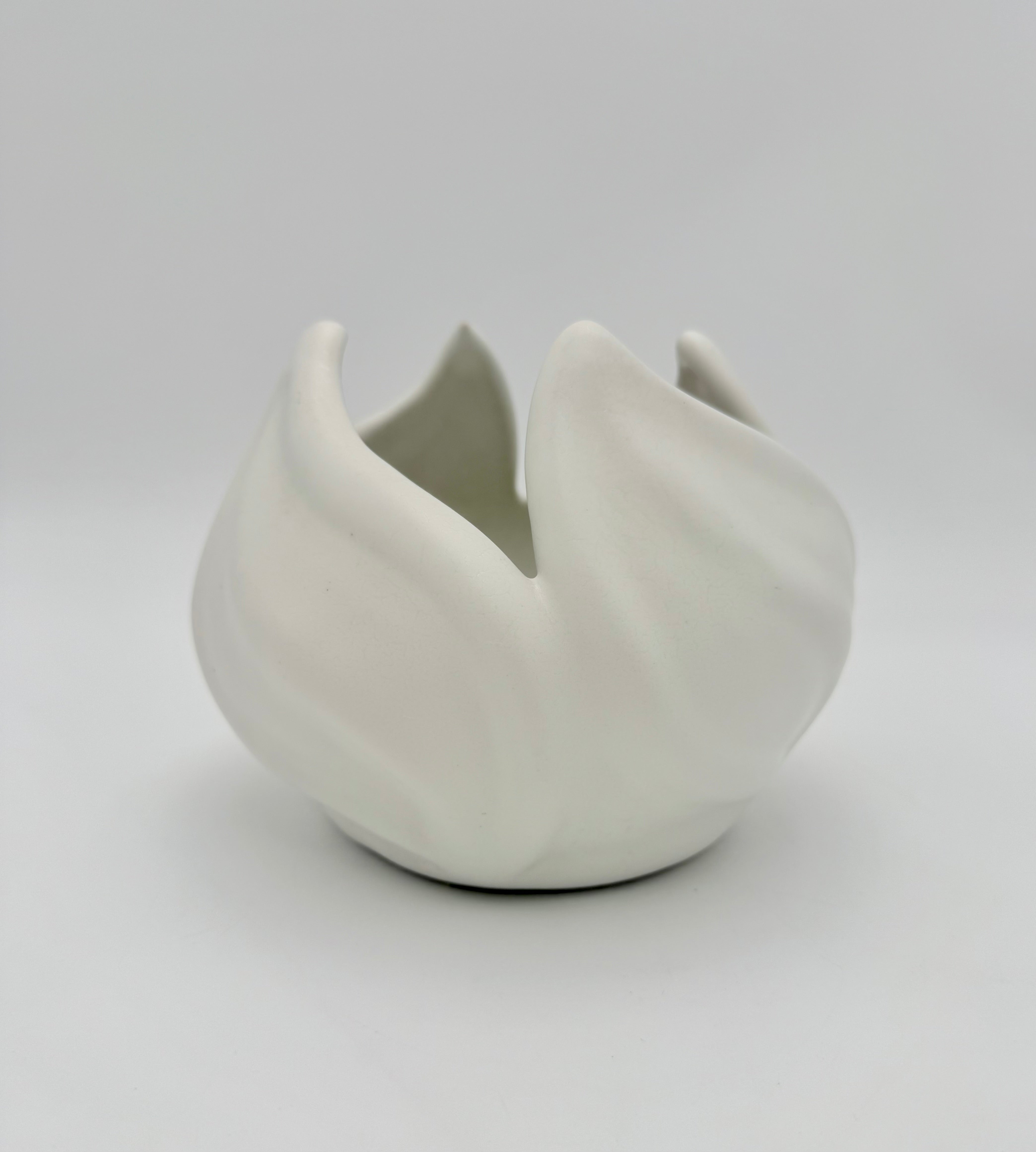 VAN BRIGGLE WHITE LOTUS BOWL – COLORADO SPRINGS ART POTTERY, SCULPTURAL ORGANIC FORM, MID-CENTURY ART NOUVEAU STYLE