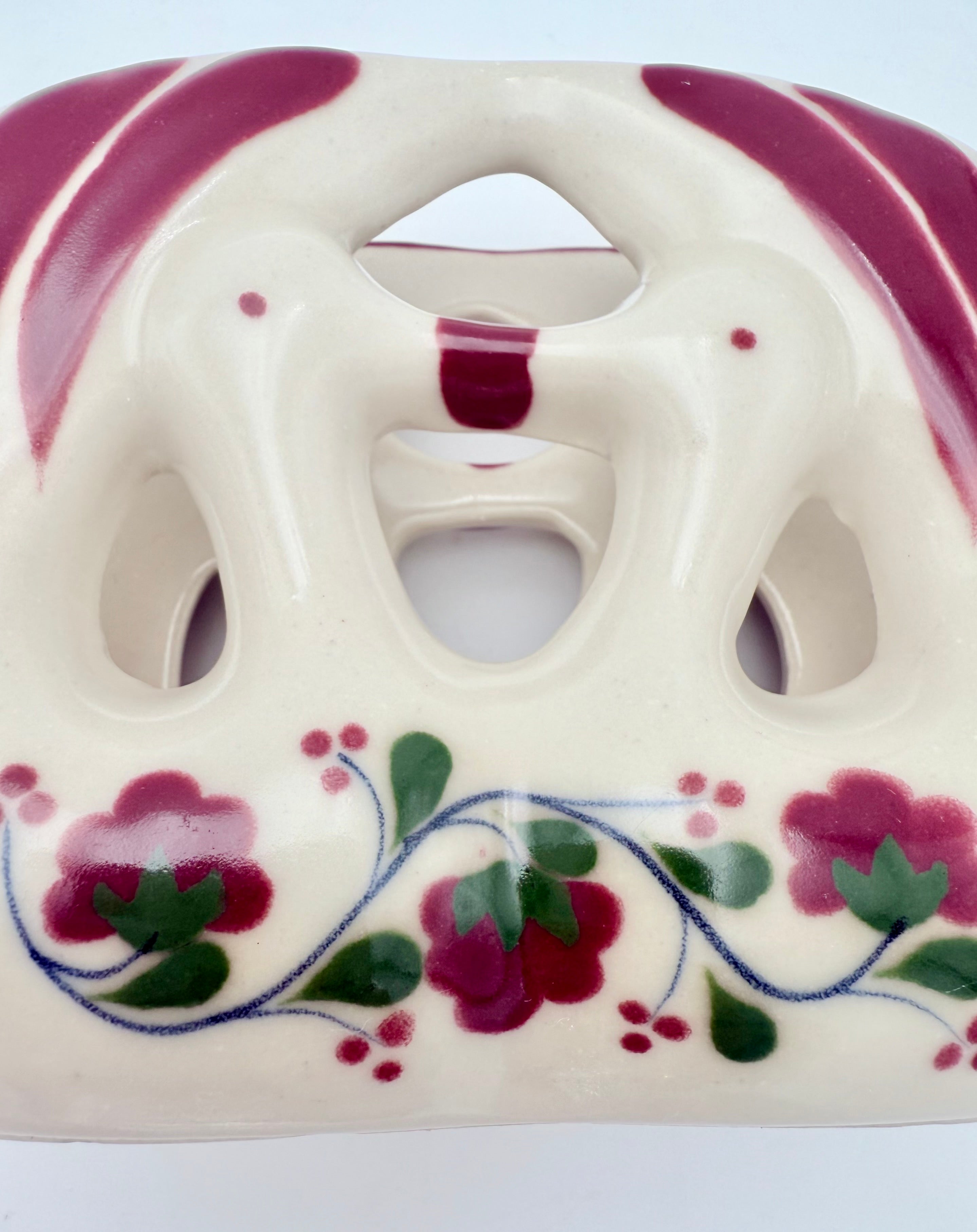 VINTAGE PORTUGUESE HAND-PAINTED CERAMIC NAPKIN HOLDER – SIGNED “CZ KILDOS” – FLORAL BURGUNDY & GREEN – 1960s–1980s
