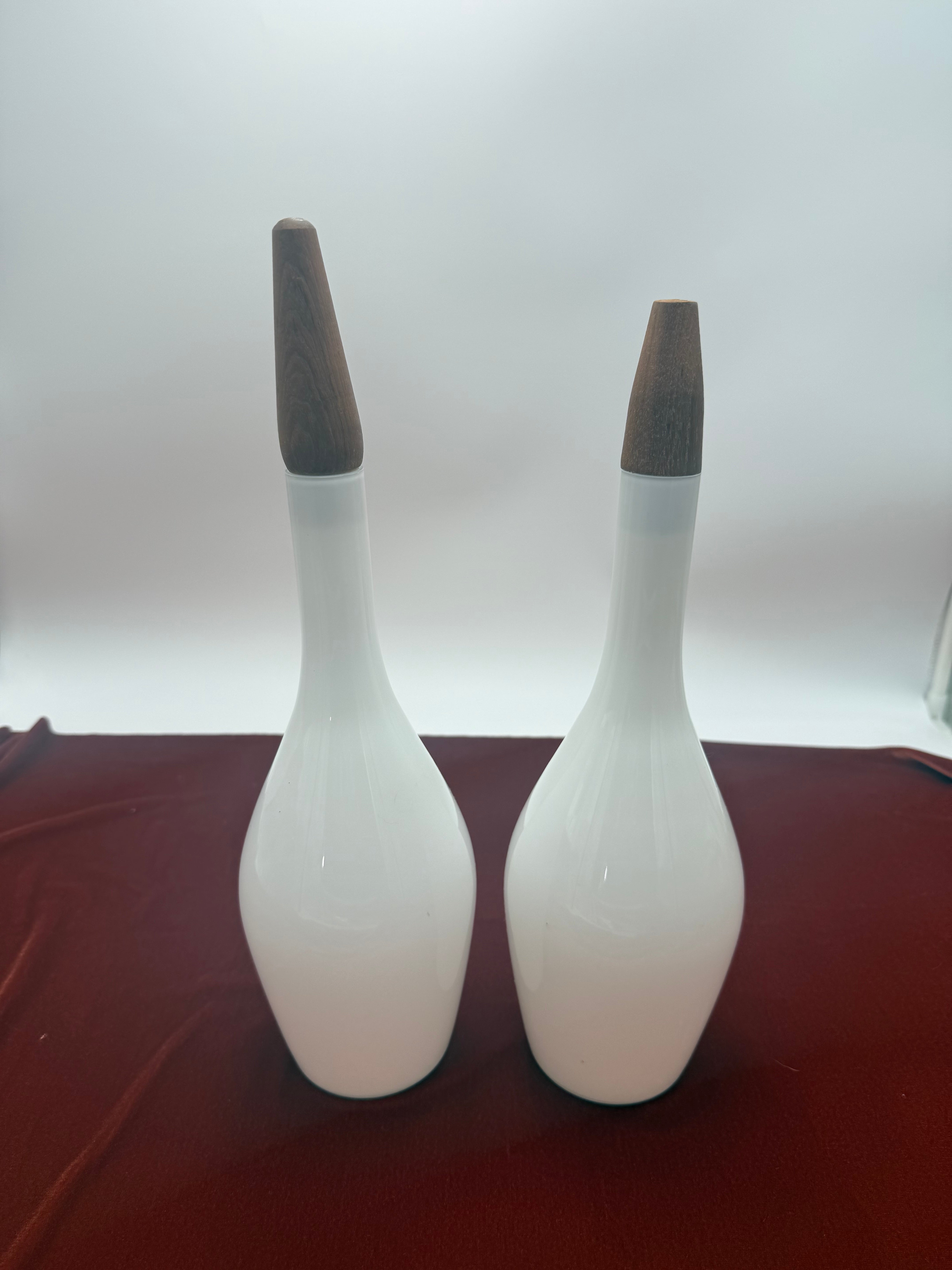 MID-CENTURY MODERN RAYMOR WHITE GLASS DECANTER WITH WOODEN STOPPER