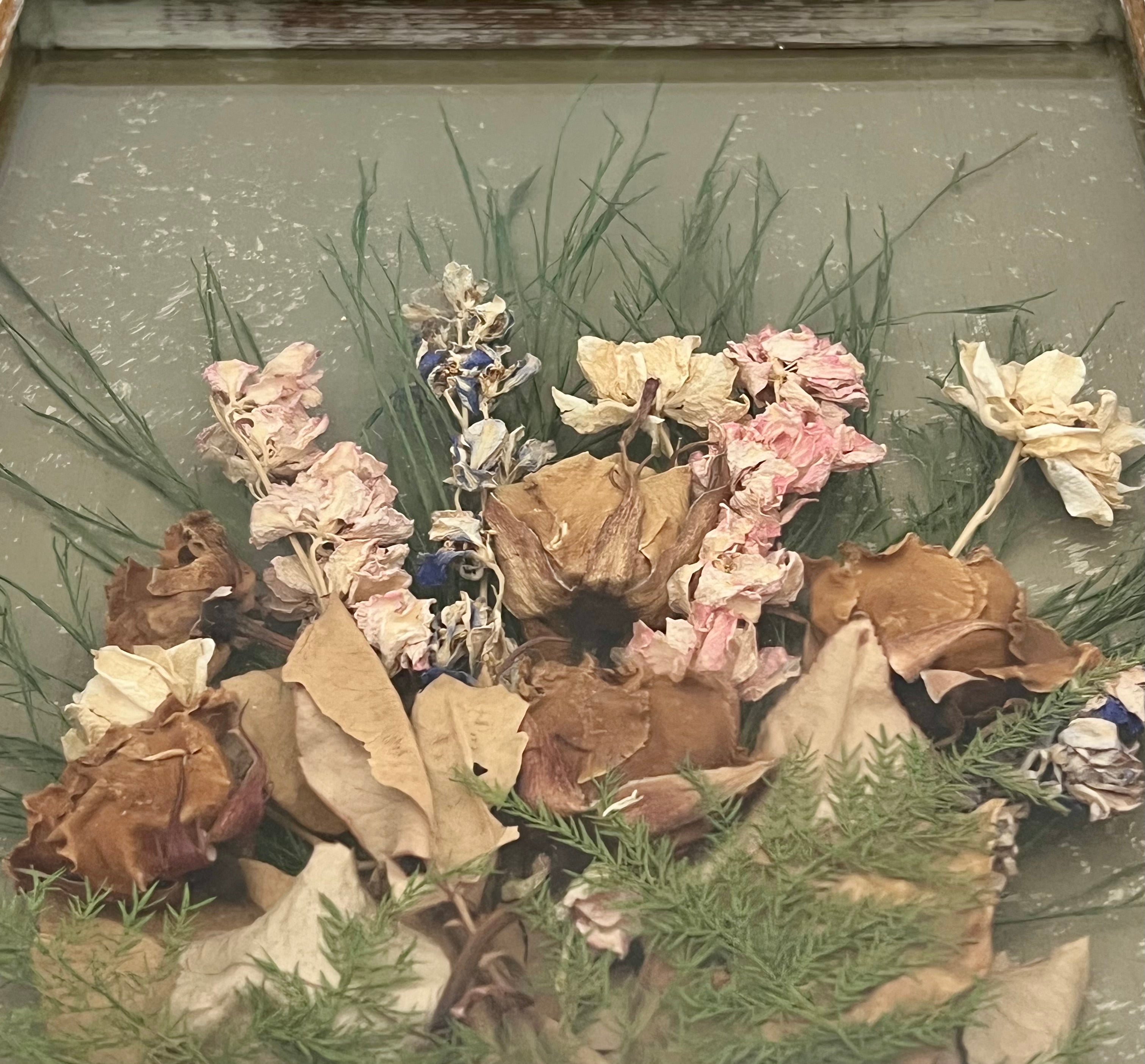 VINTAGE 1970s–1980s DRIED FLOWER SHADOW BOX IN DISTRESSED WOOD FRAME