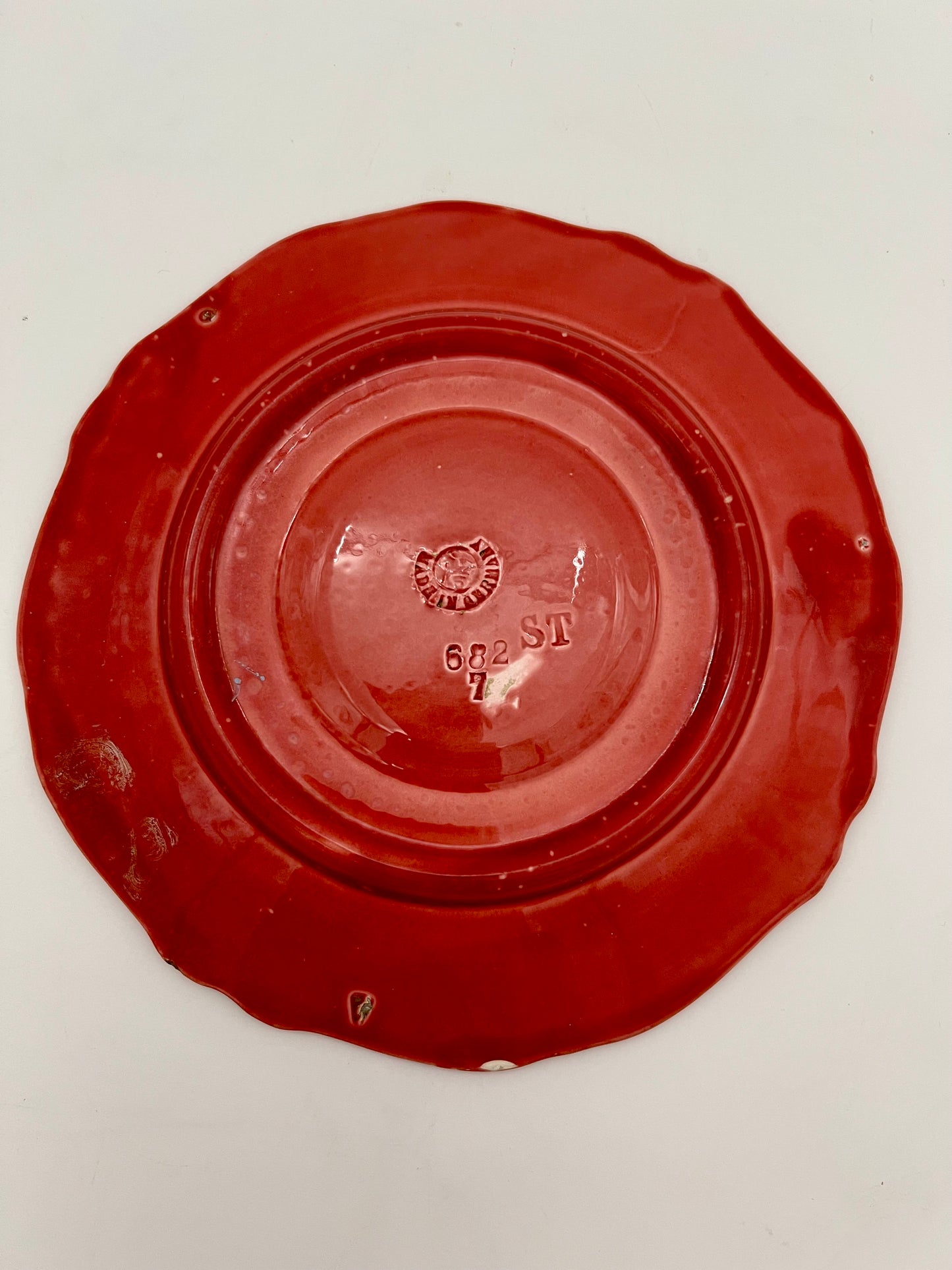 ANTIQUE VILLEROY & BOCH SCHRAMBERG MAJOLICA CAMEO PLATE – PINK WITH OLIVE PORTRAIT MEDALLION, CIRCA 1880s