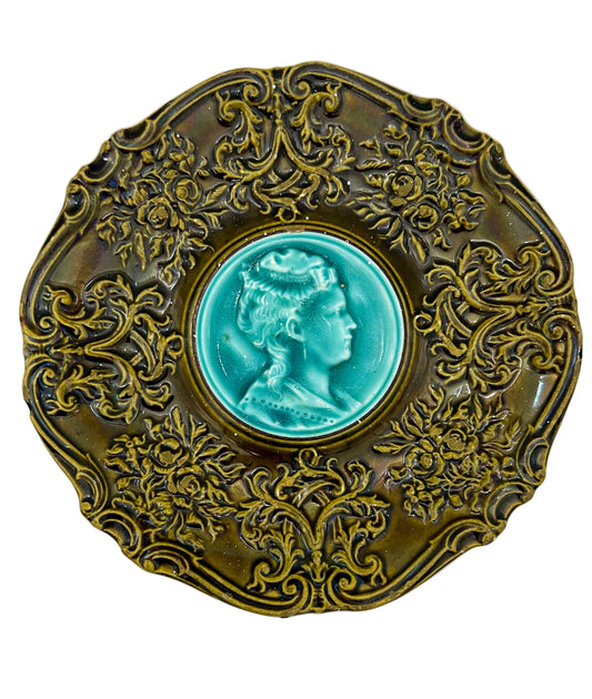 ANTIQUE VILLEROY & BOCH MAJOLICA CAMEO PLATE – BRONZE GREEN WITH TURQUOISE MEDALLION, 19TH CENTURY SCHRAMBERG