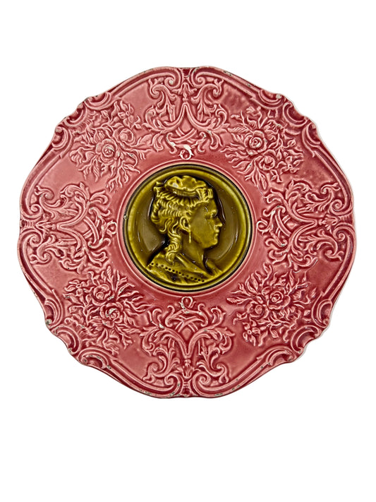 ANTIQUE VILLEROY & BOCH MAJOLICA CAMEO PLATE – RARE PINK WITH OLIVE PORTRAIT MEDALLION, CIRCA 1880s