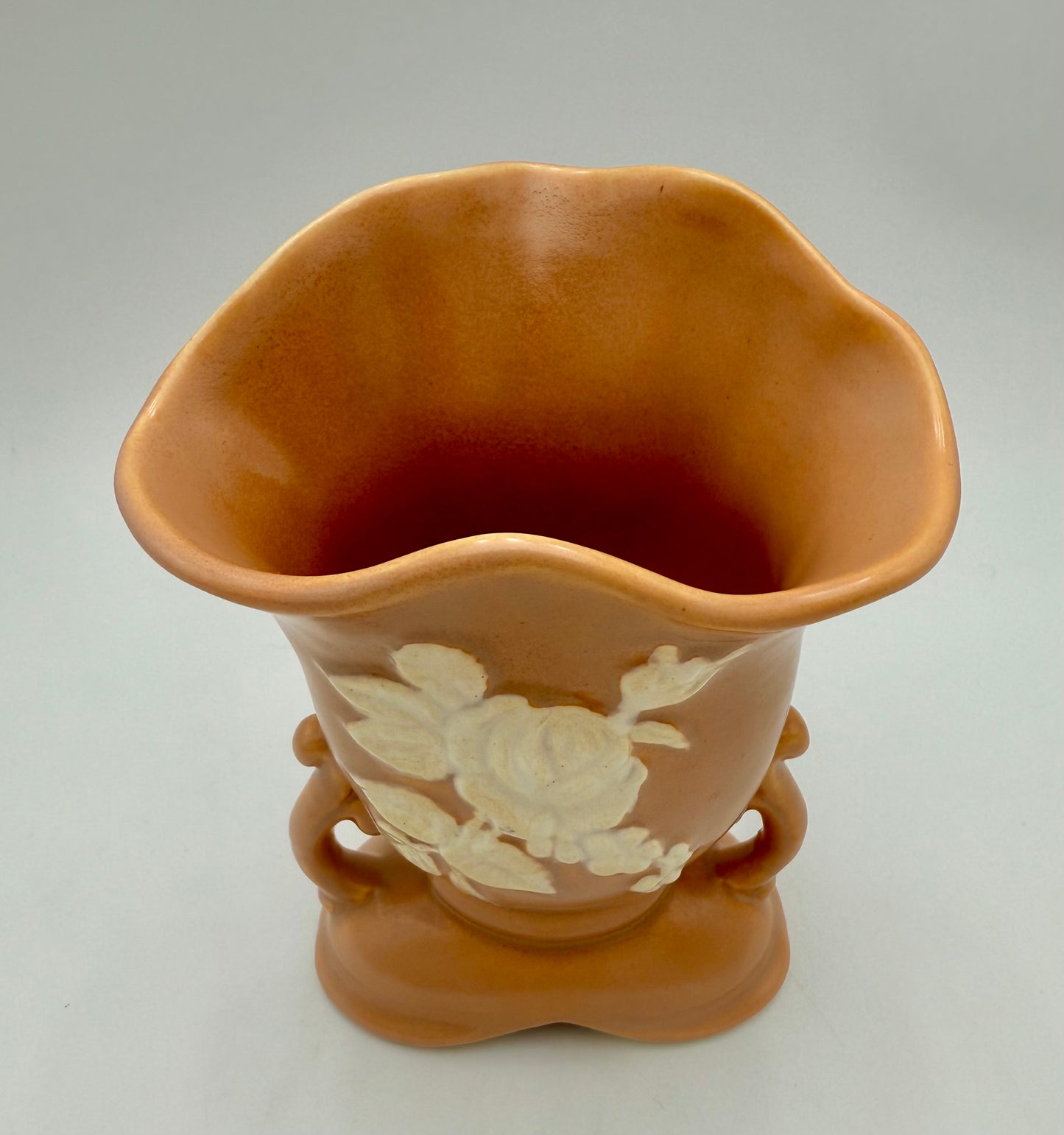 AUTHENTIC ART DECO SALMON AND WHITE ROSE VASE, 1927-1933