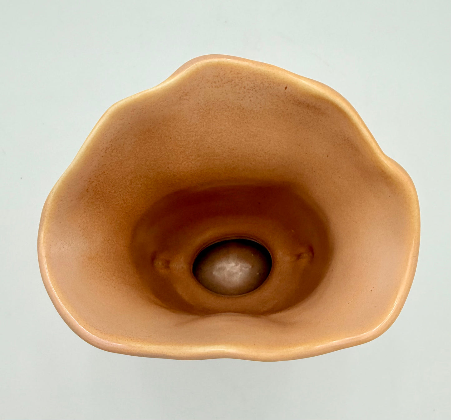 AUTHENTIC ART DECO SALMON AND WHITE ROSE VASE, 1927-1933
