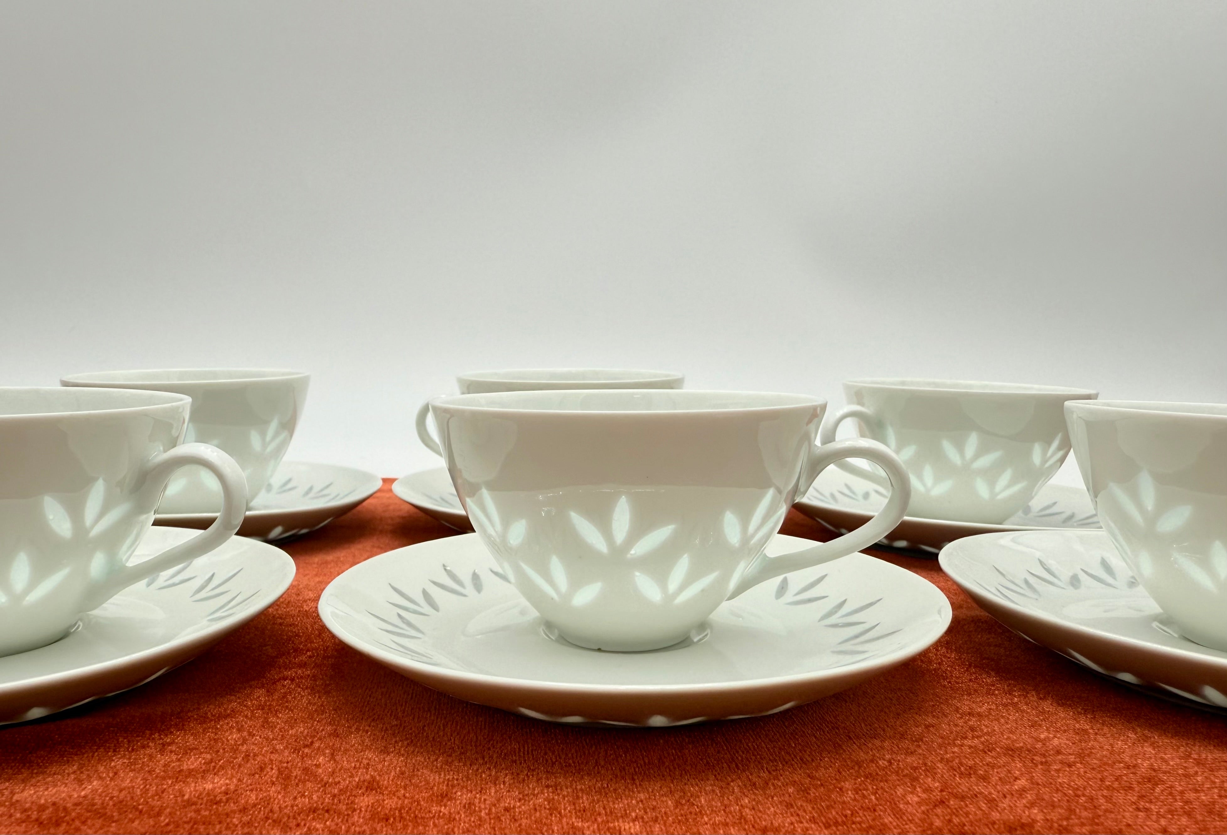 ARABIA FINLAND TEA CUPS & SAUCERS – SET OF 6 – FRIEDL HOLZER-KJELLBERG DESIGN – MID-CENTURY SCANDINAVIAN LEAF PATTERN
