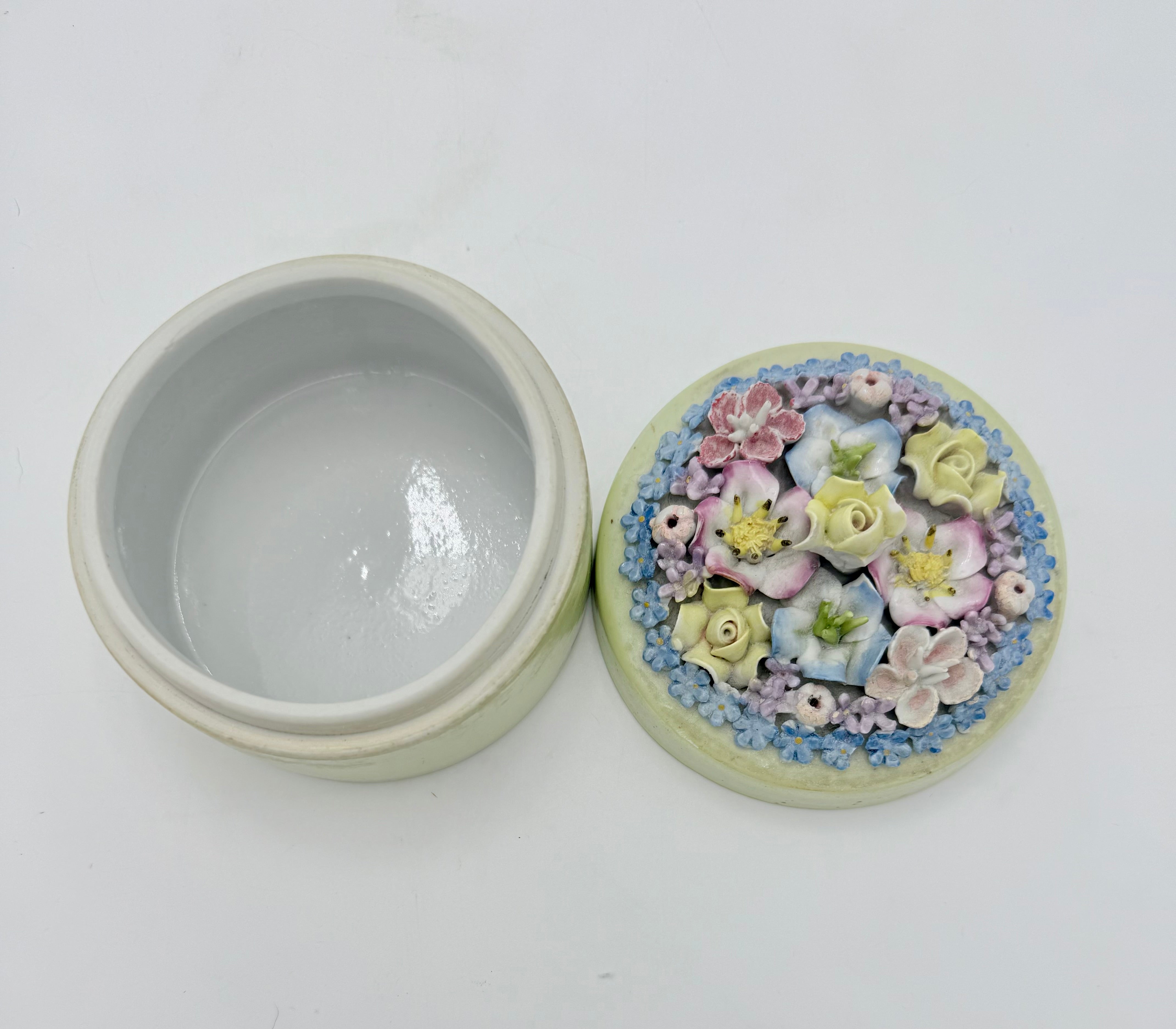 ANTIQUE GERMAN ELFINWARE PORCELAIN POWDER BOX WITH APPLIED FLOWERS