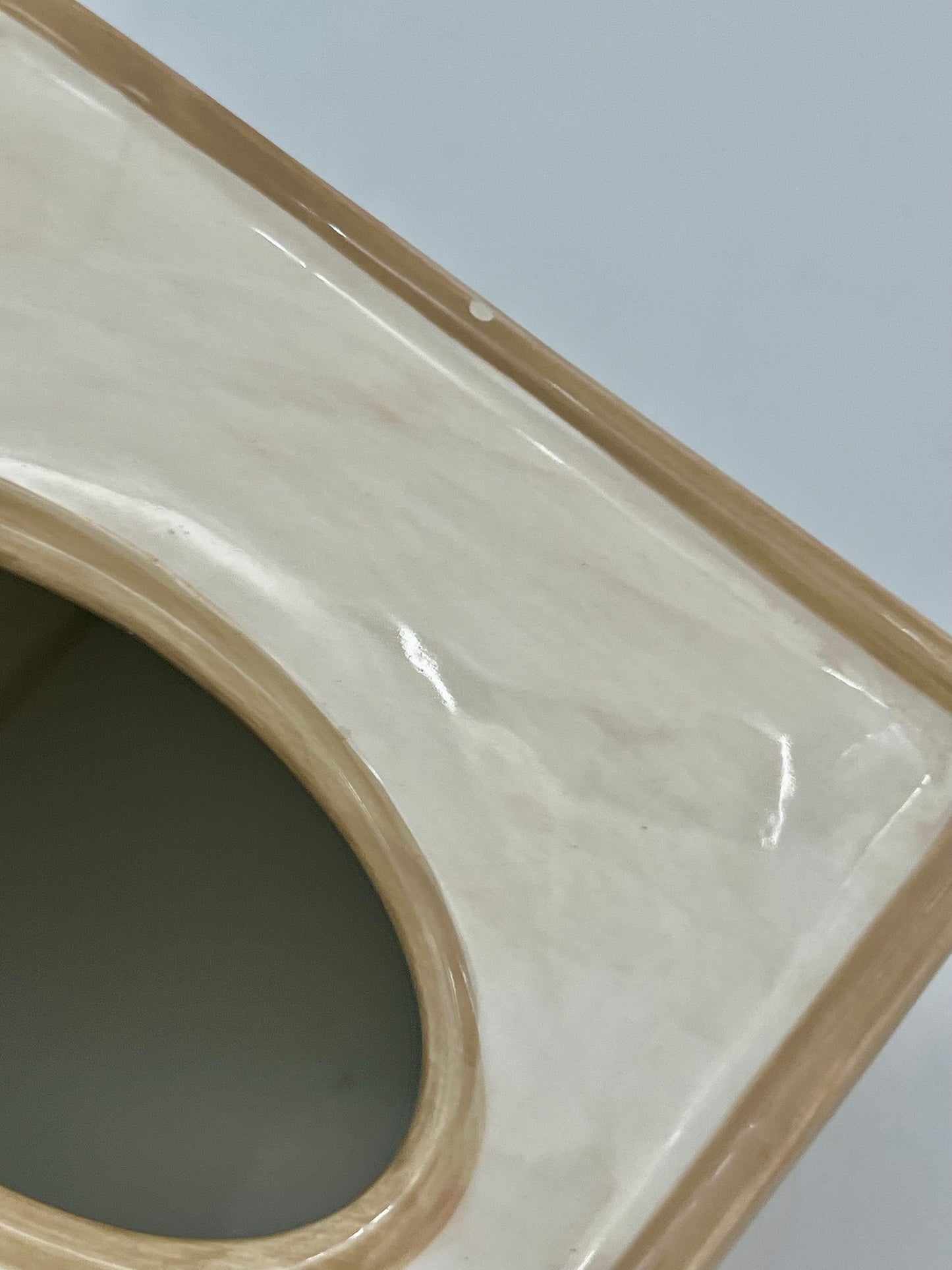 VINTAGE BEIGE AND IVORY CERAMIC TISSUE BOX COVER