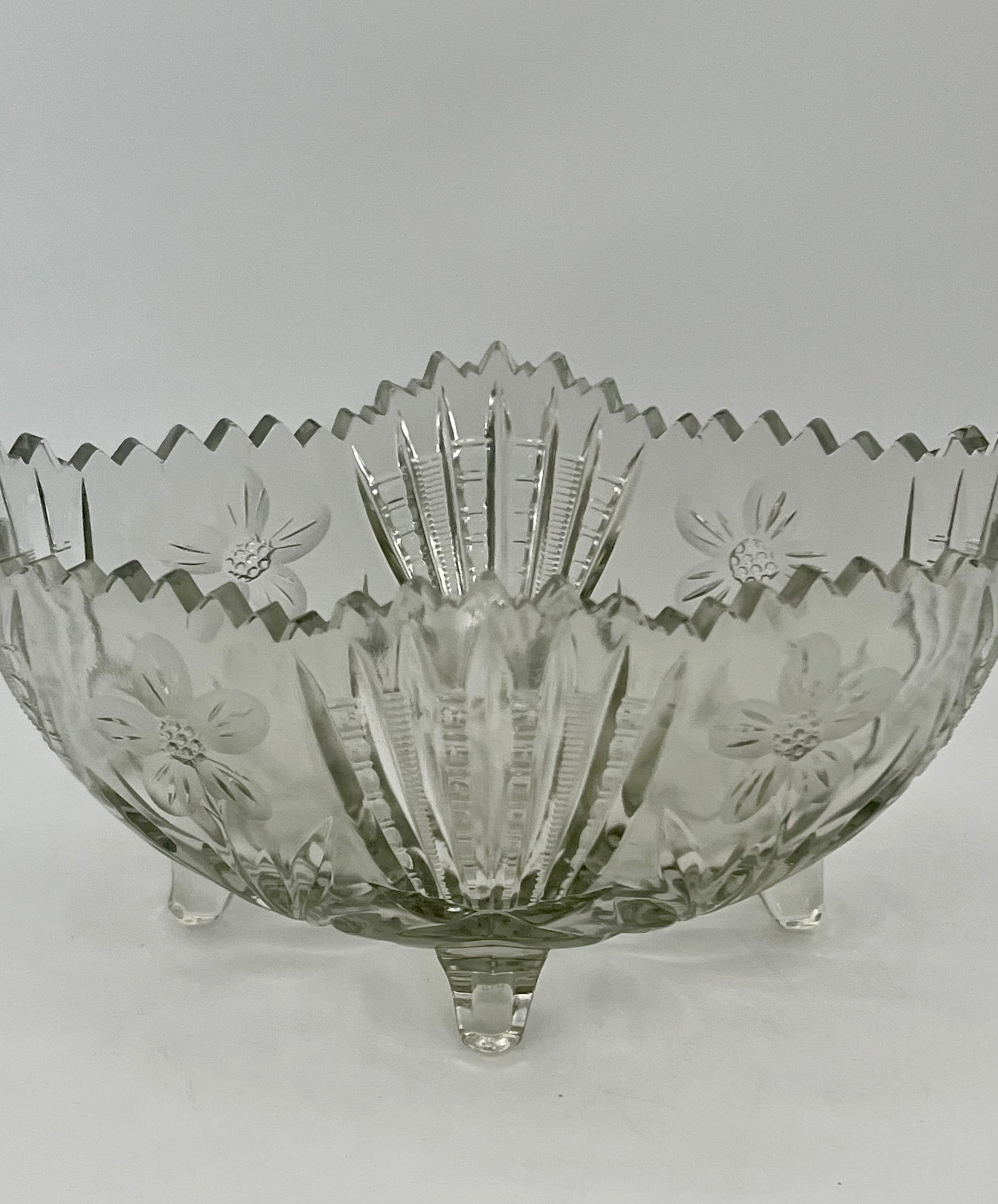 INDIANA GLASS “RAYED FLOWER” 4-FOOTED PRESSED GLASS CENTERPIECE BOWL