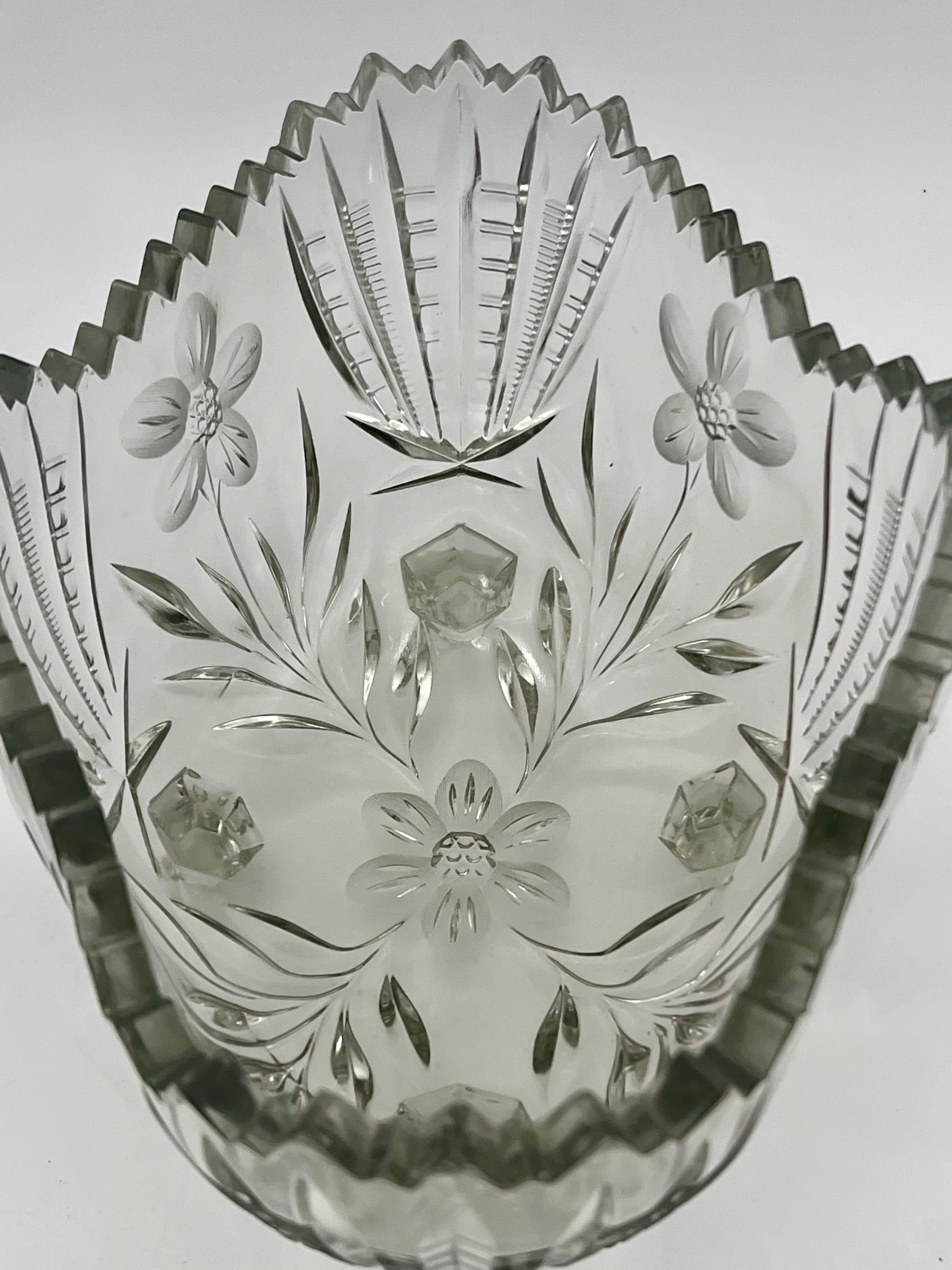 INDIANA GLASS “RAYED FLOWER” 4-FOOTED PRESSED GLASS CENTERPIECE BOWL