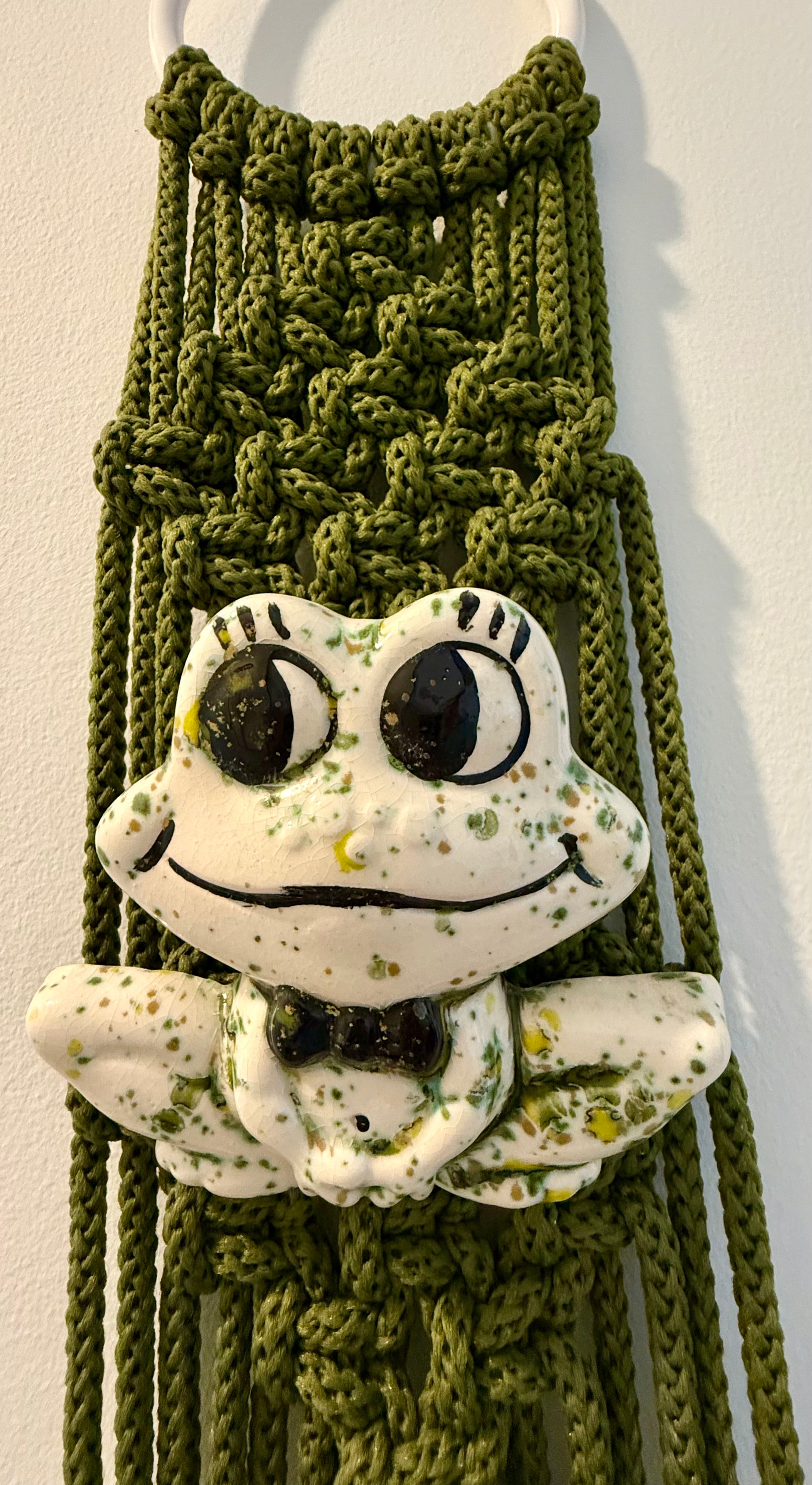 Vintage Macramé Frog Towel Holder Wall Hanging, 1970s Boho Bathroom Decor, Ceramic Frog Wall Art, Green Macrame Towel Rack with Two Rings