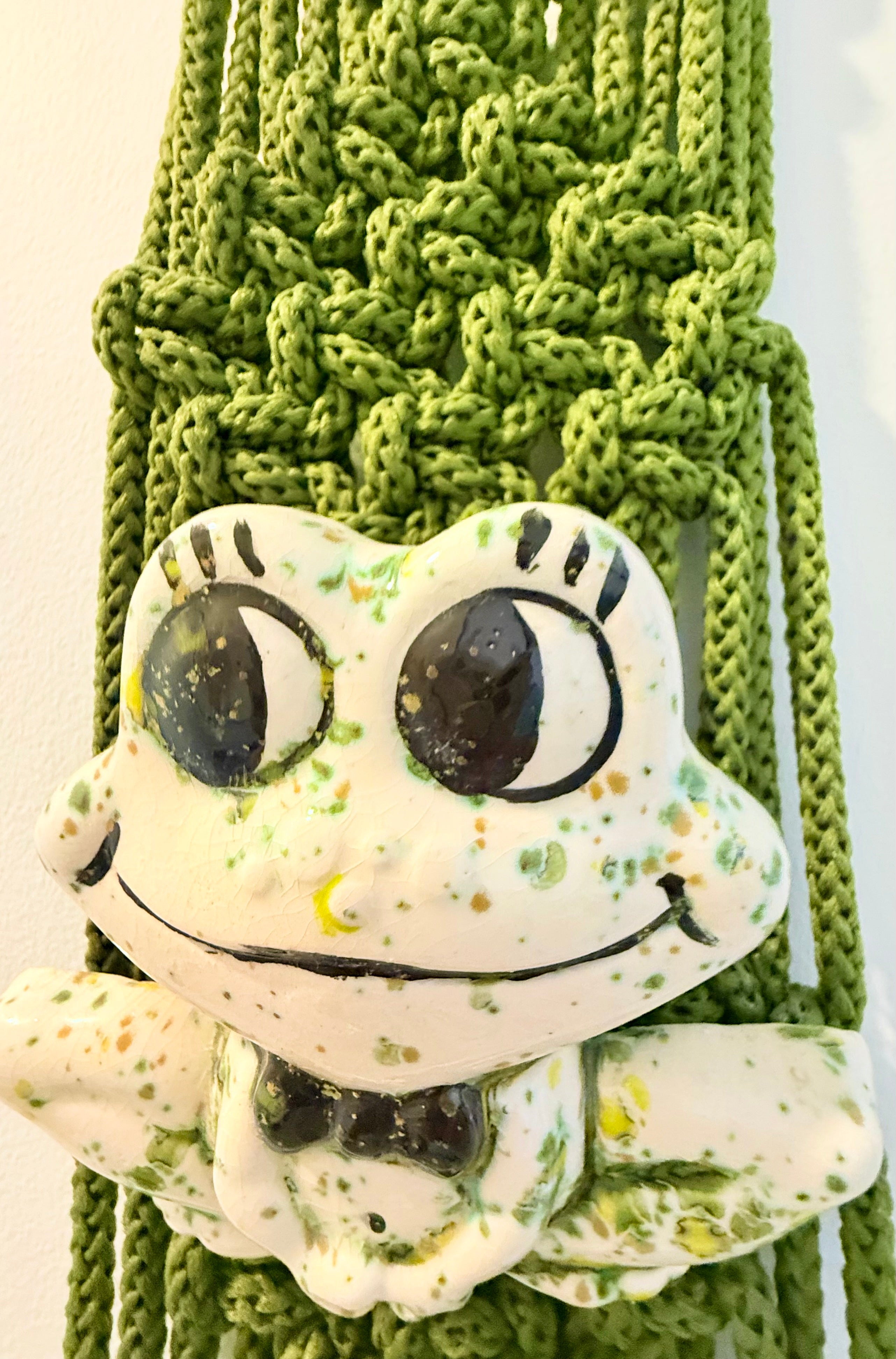 Vintage Macramé Frog Towel Holder Wall Hanging, 1970s Boho Bathroom Decor, Ceramic Frog Wall Art, Green Macrame Towel Rack with Two Rings
