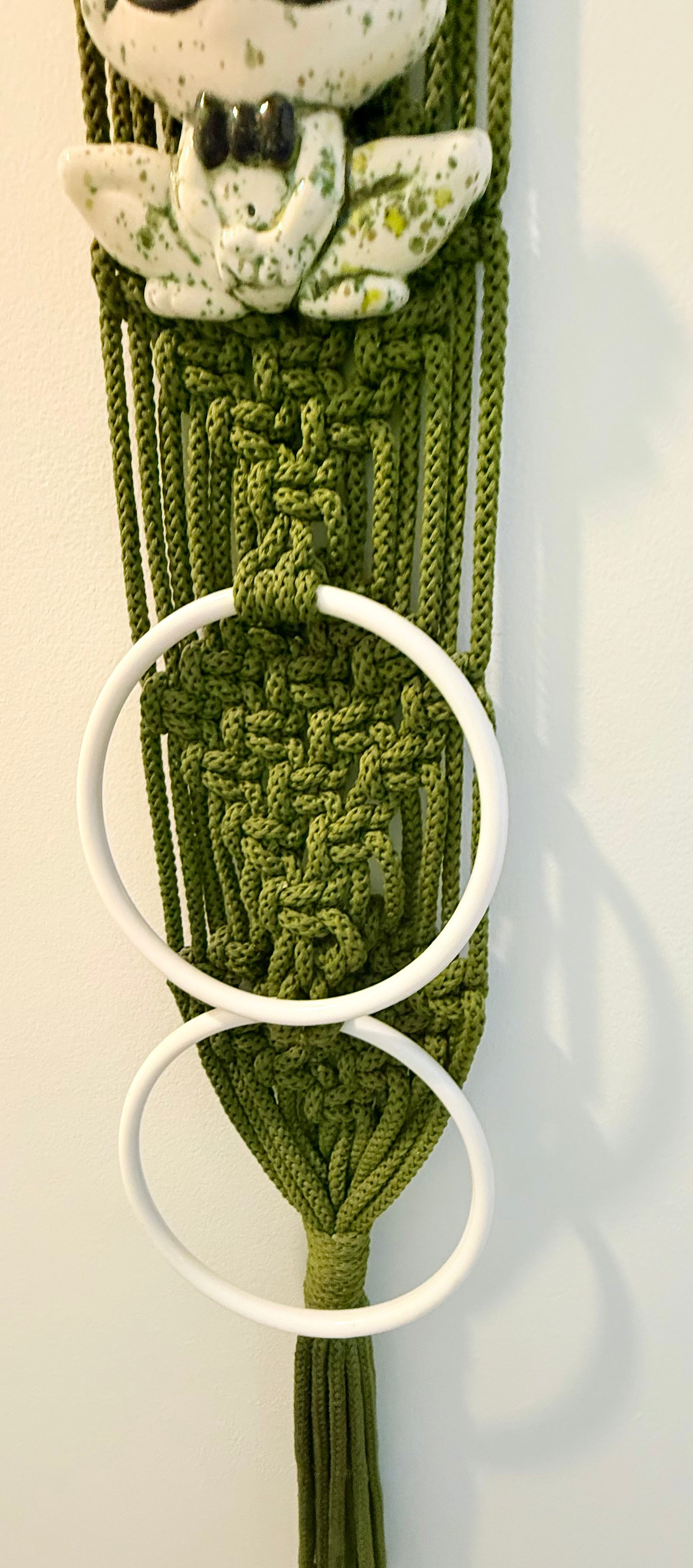 Vintage Macramé Frog Towel Holder Wall Hanging, 1970s Boho Bathroom Decor, Ceramic Frog Wall Art, Green Macrame Towel Rack with Two Rings
