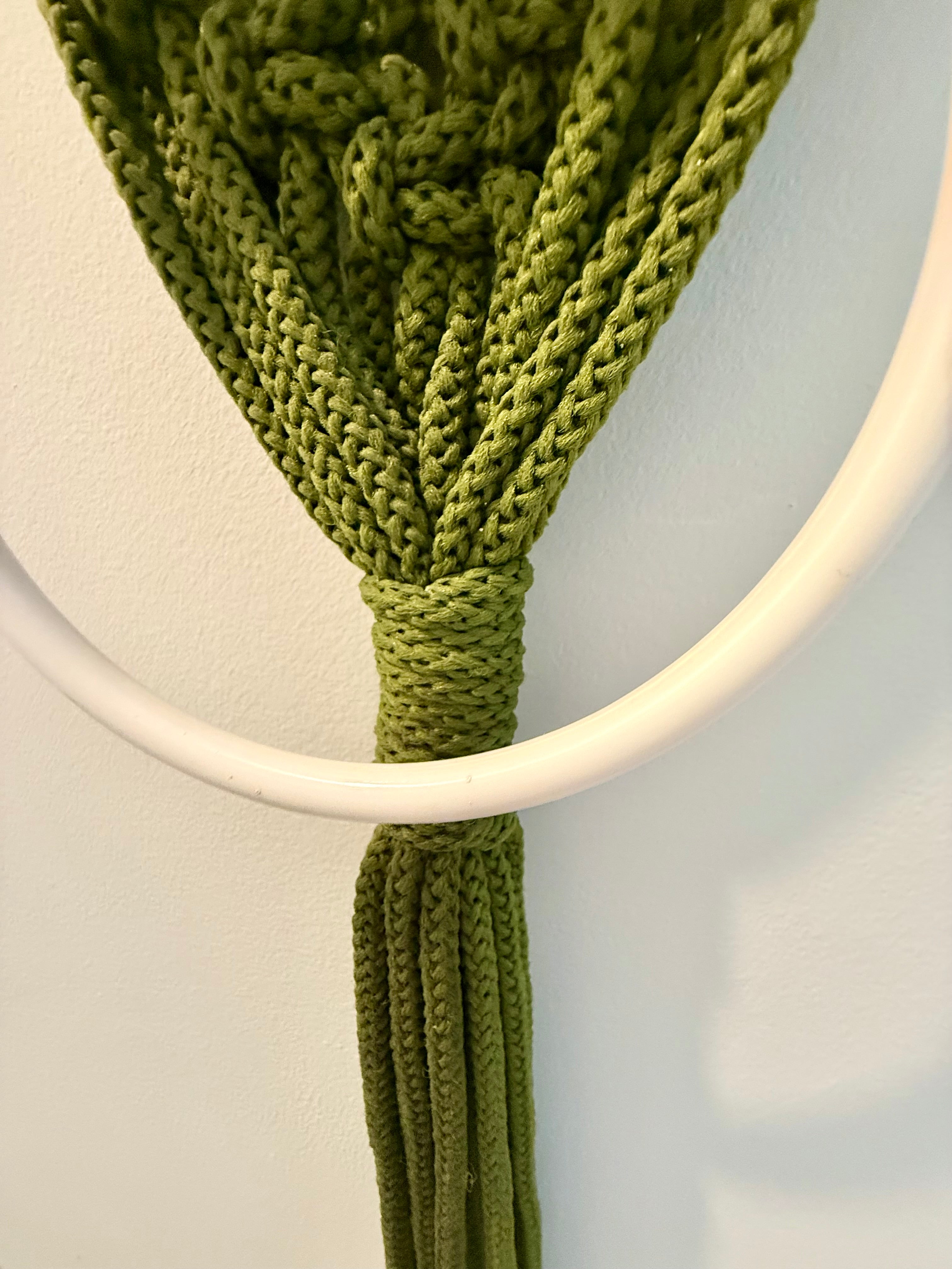 Vintage Macramé Frog Towel Holder Wall Hanging, 1970s Boho Bathroom Decor, Ceramic Frog Wall Art, Green Macrame Towel Rack with Two Rings