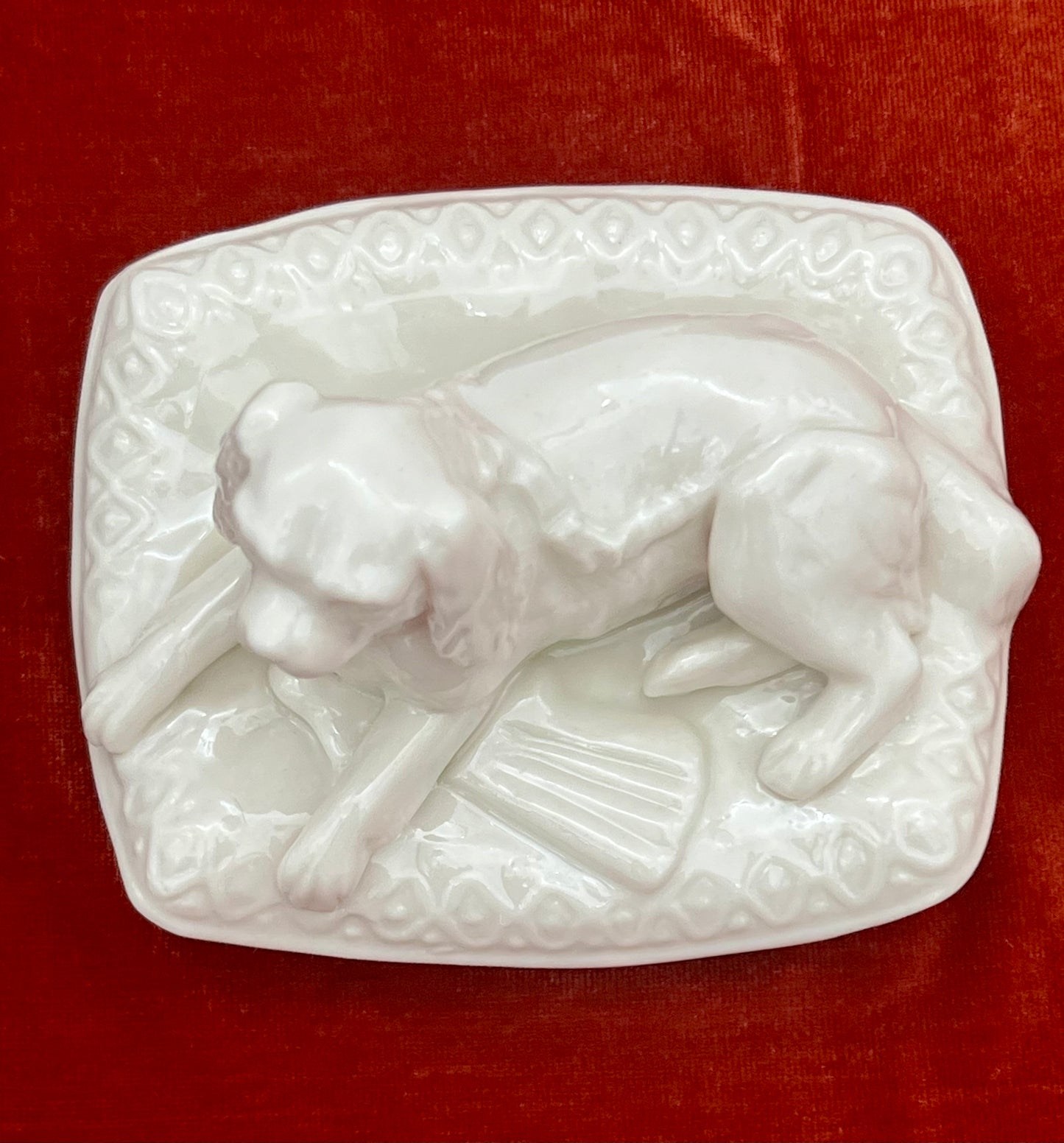 VINTAGE MINT CONDITION BELLEEK WHITE SPANIEL ON PILLOW FIGURINE, CIRCA 1979