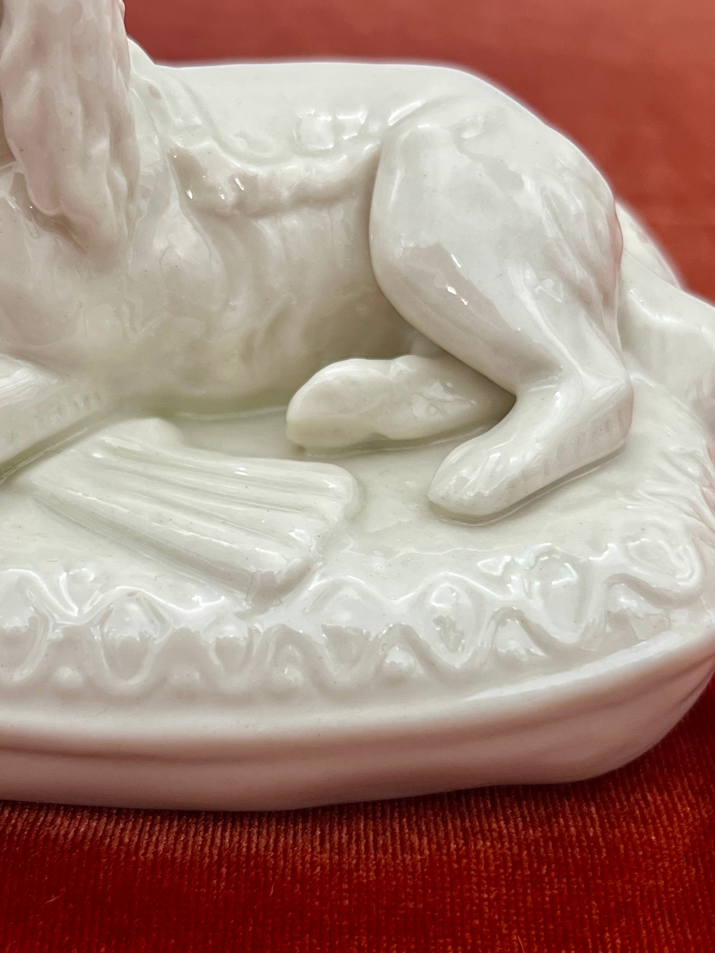 VINTAGE MINT CONDITION BELLEEK WHITE SPANIEL ON PILLOW FIGURINE, CIRCA 1979