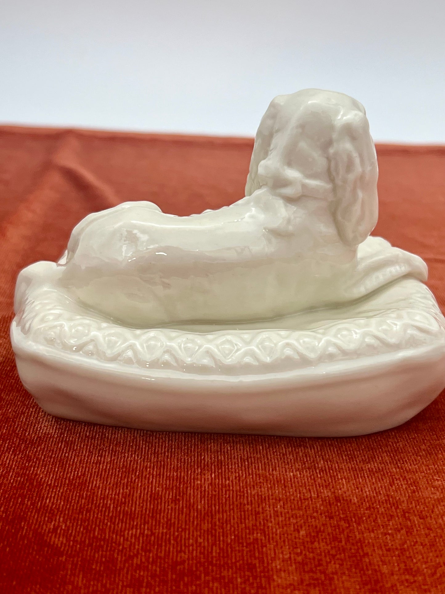 VINTAGE MINT CONDITION BELLEEK WHITE SPANIEL ON PILLOW FIGURINE, CIRCA 1979