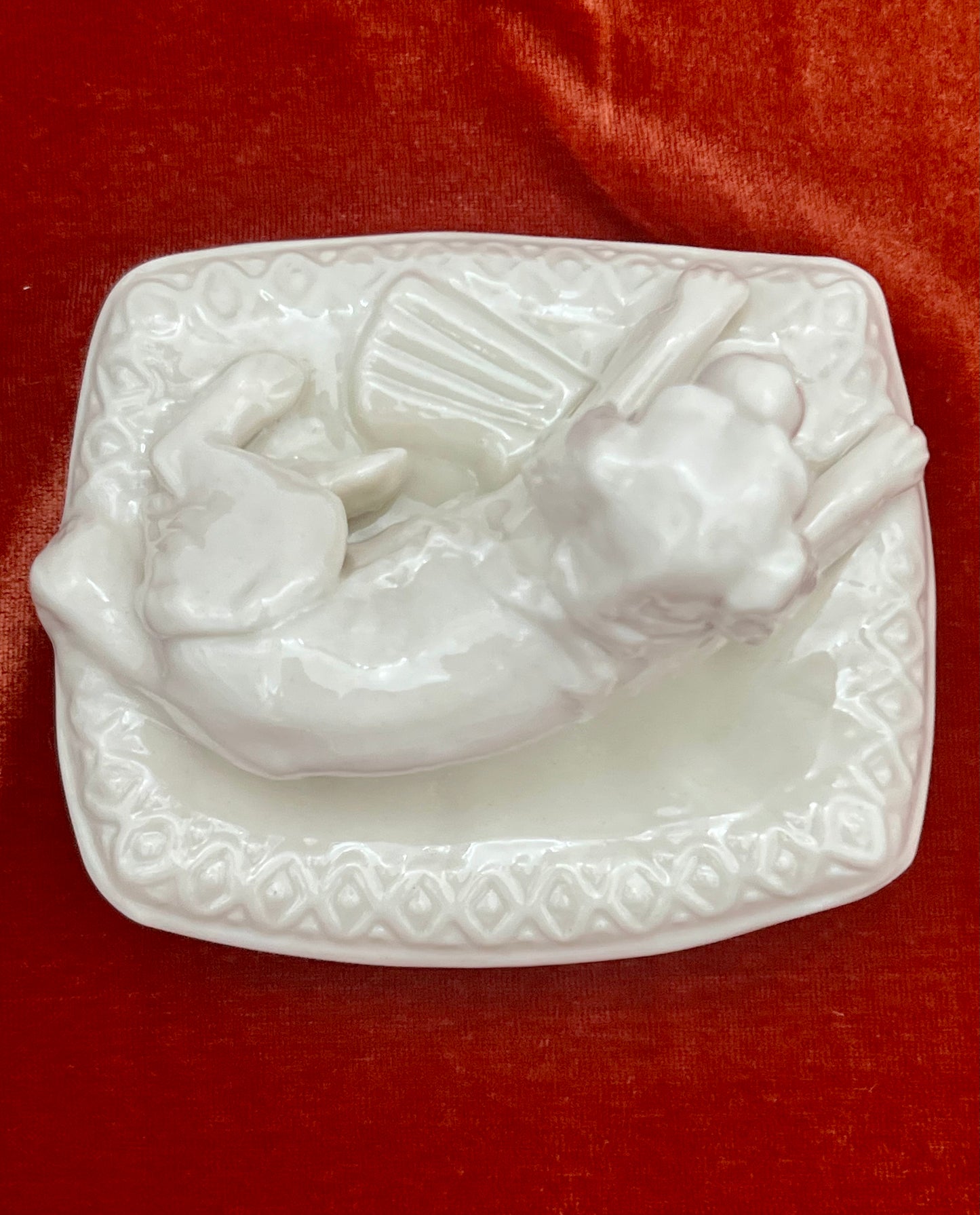 VINTAGE MINT CONDITION BELLEEK WHITE SPANIEL ON PILLOW FIGURINE, CIRCA 1979