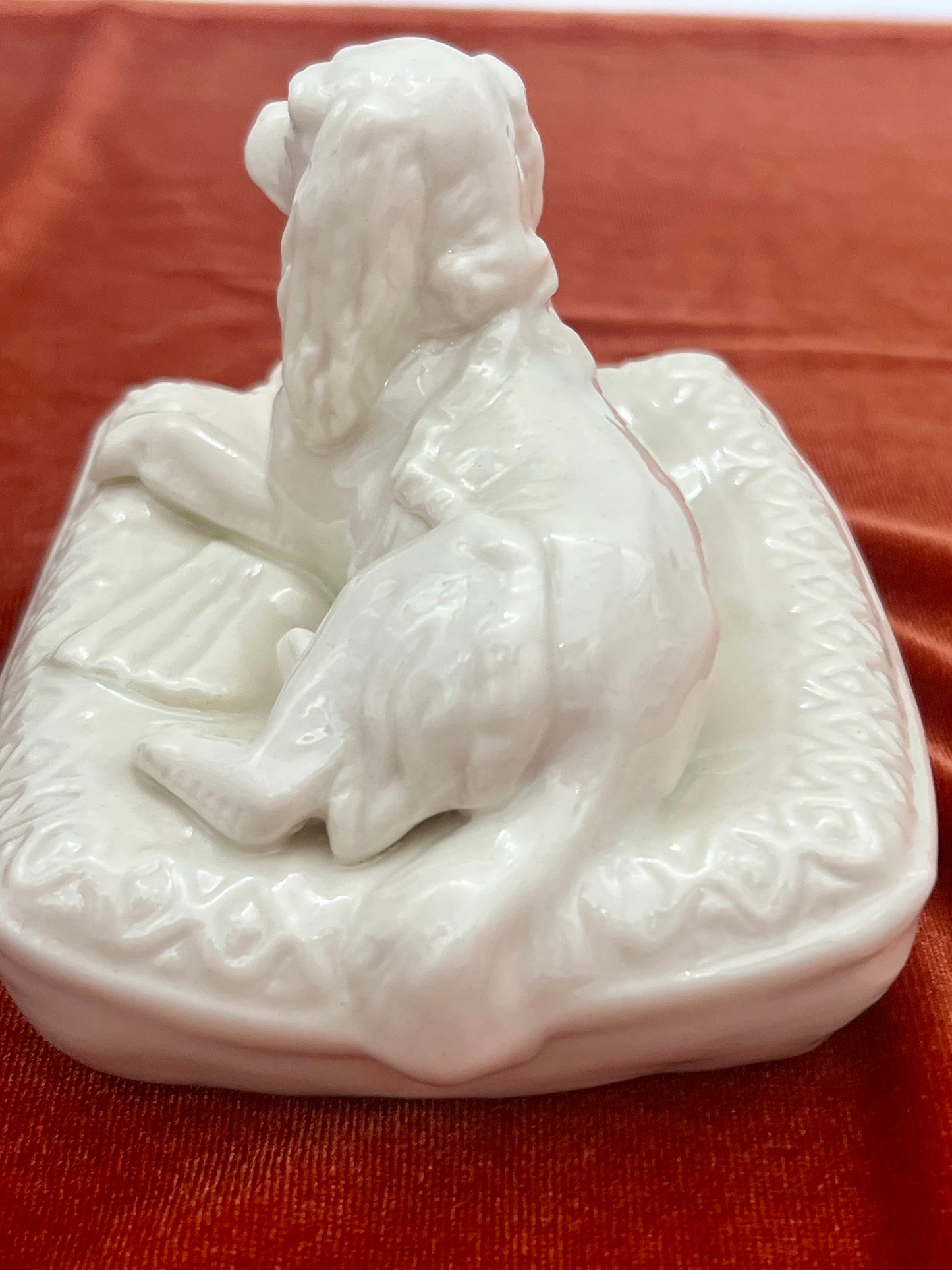 VINTAGE MINT CONDITION BELLEEK WHITE SPANIEL ON PILLOW FIGURINE, CIRCA 1979