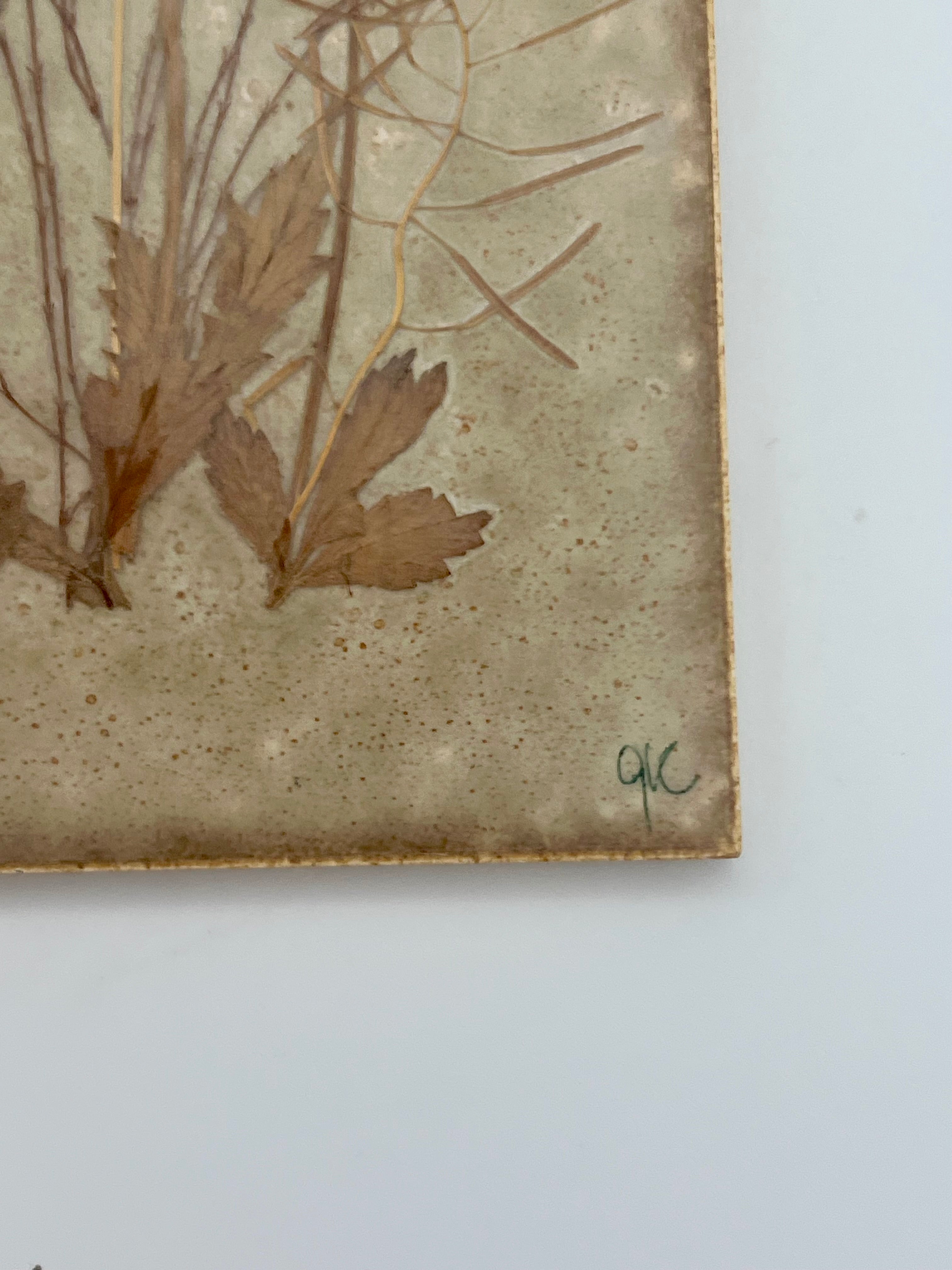 VINTAGE DANISH HANDICRAFT PRESSED FLOWER CERAMIC WALL PLAQUE — GEUM RIVALE — SCANDINAVIAN BOTANICAL ART