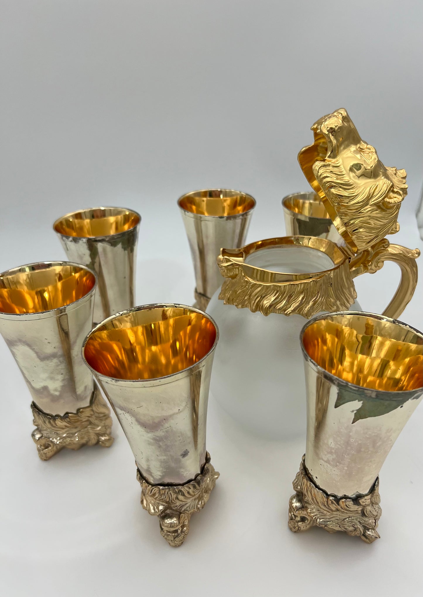 CAROLE STUPELL MID-CENTURY LION HEAD PITCHER AND STIRRUP CUPS, RARE SET OF 7