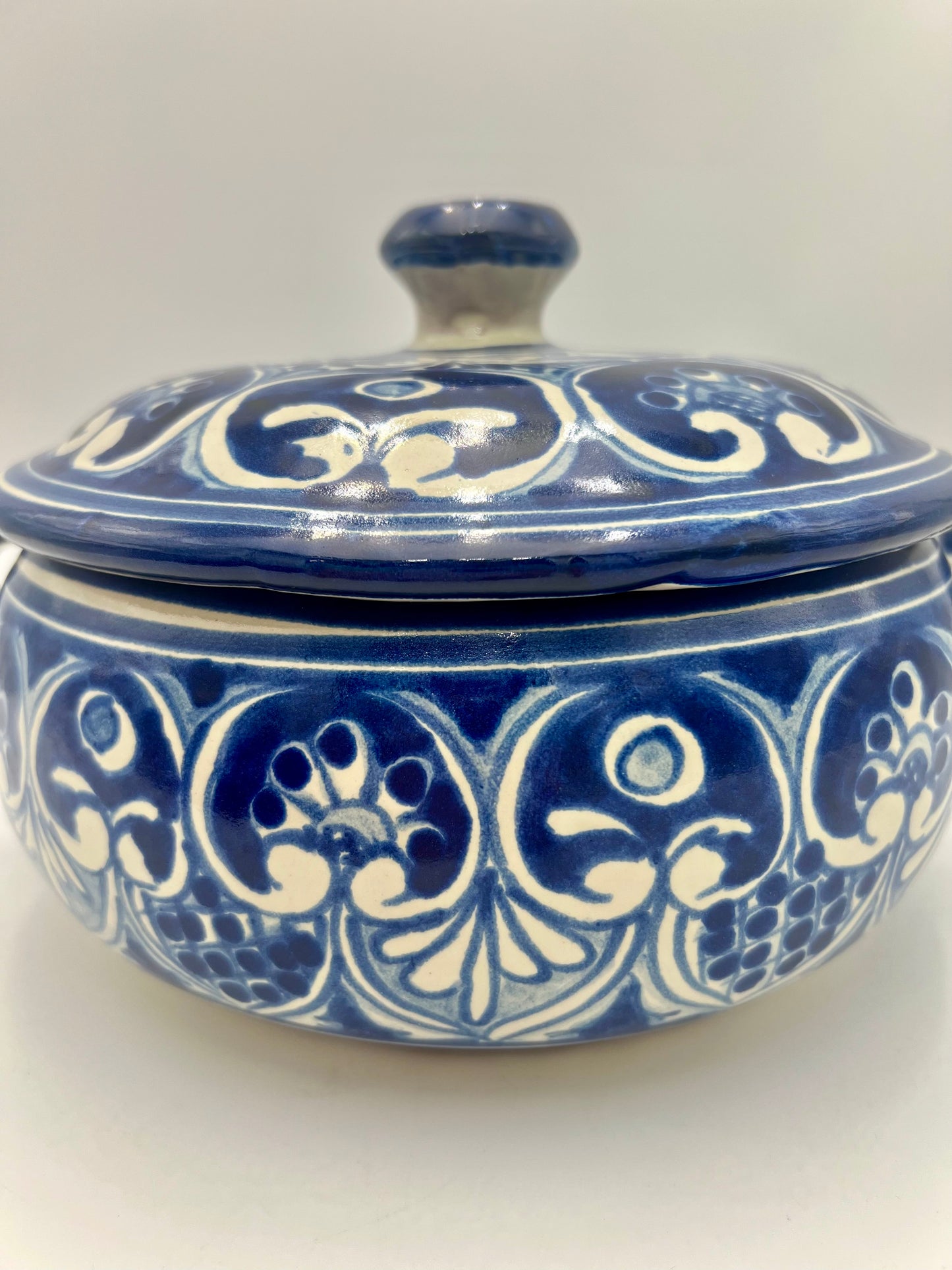 VINTAGE MEXICAN TALAVERA POTTERY BLUE AND WHITE GLAZED SERVING DISH