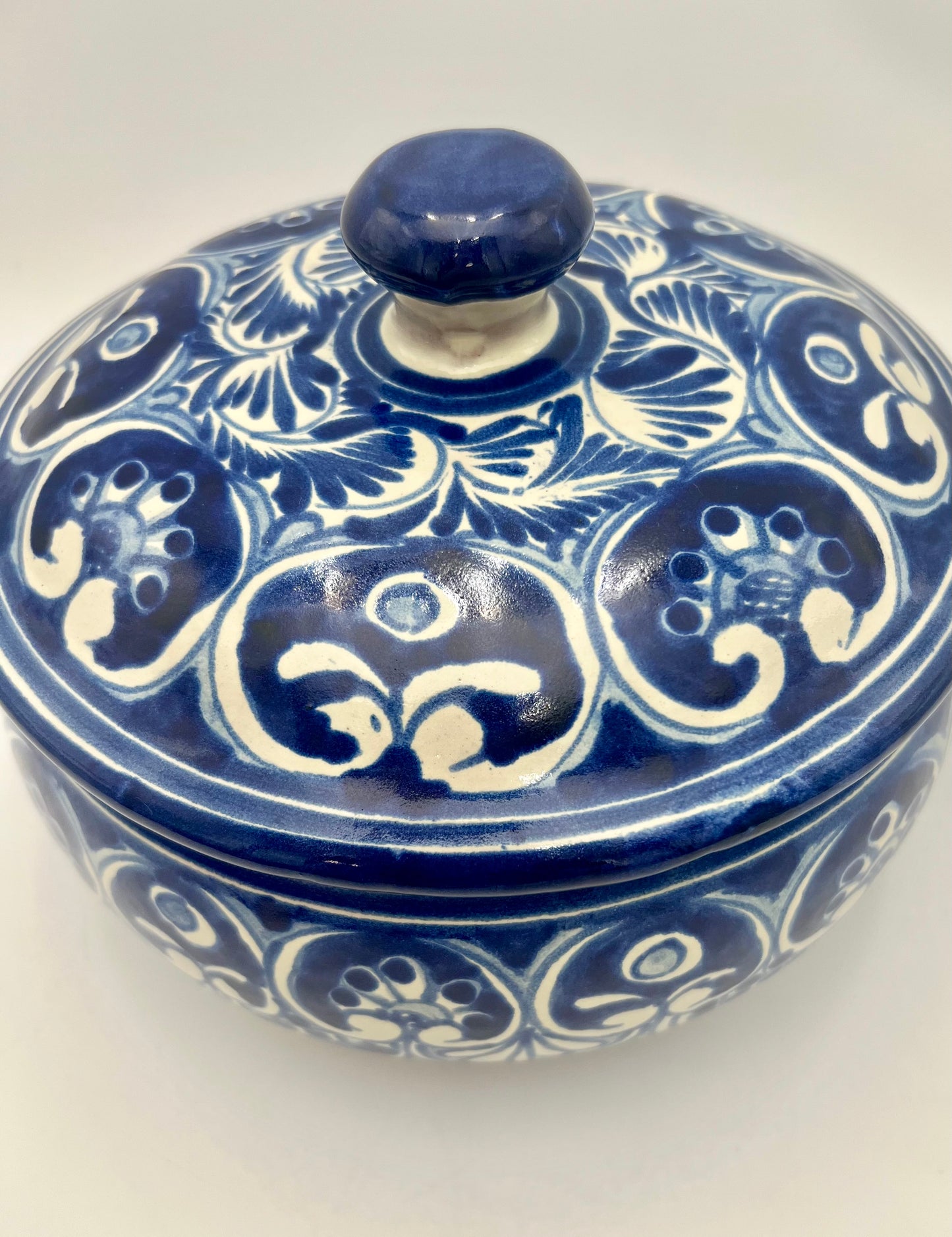 VINTAGE MEXICAN TALAVERA POTTERY BLUE AND WHITE GLAZED SERVING DISH