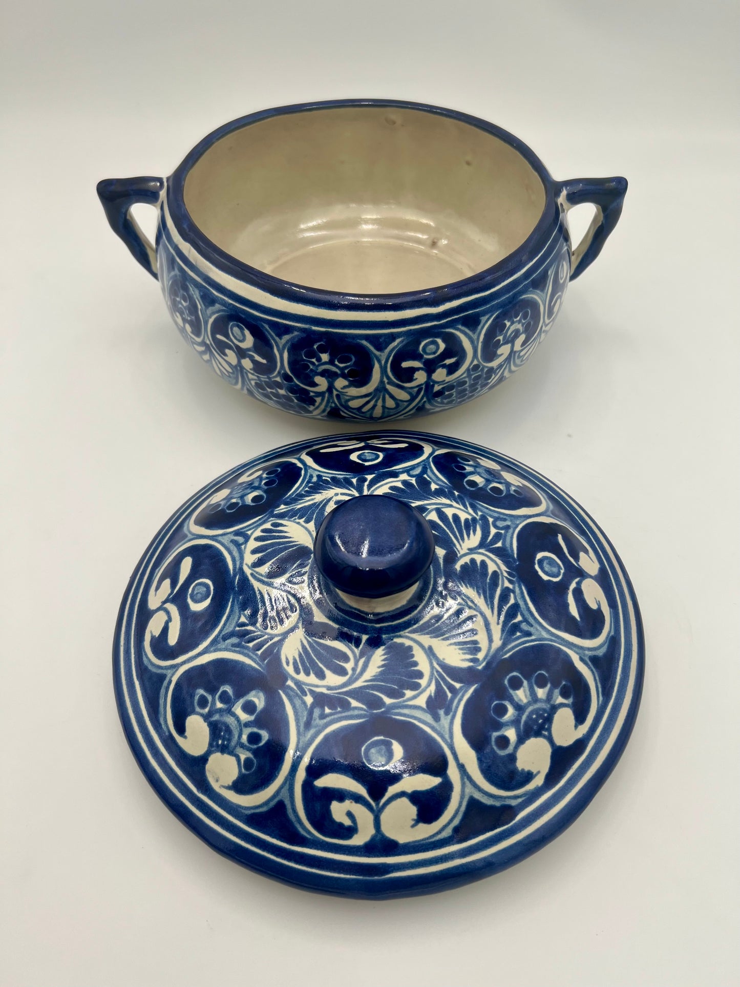 VINTAGE MEXICAN TALAVERA POTTERY BLUE AND WHITE GLAZED SERVING DISH