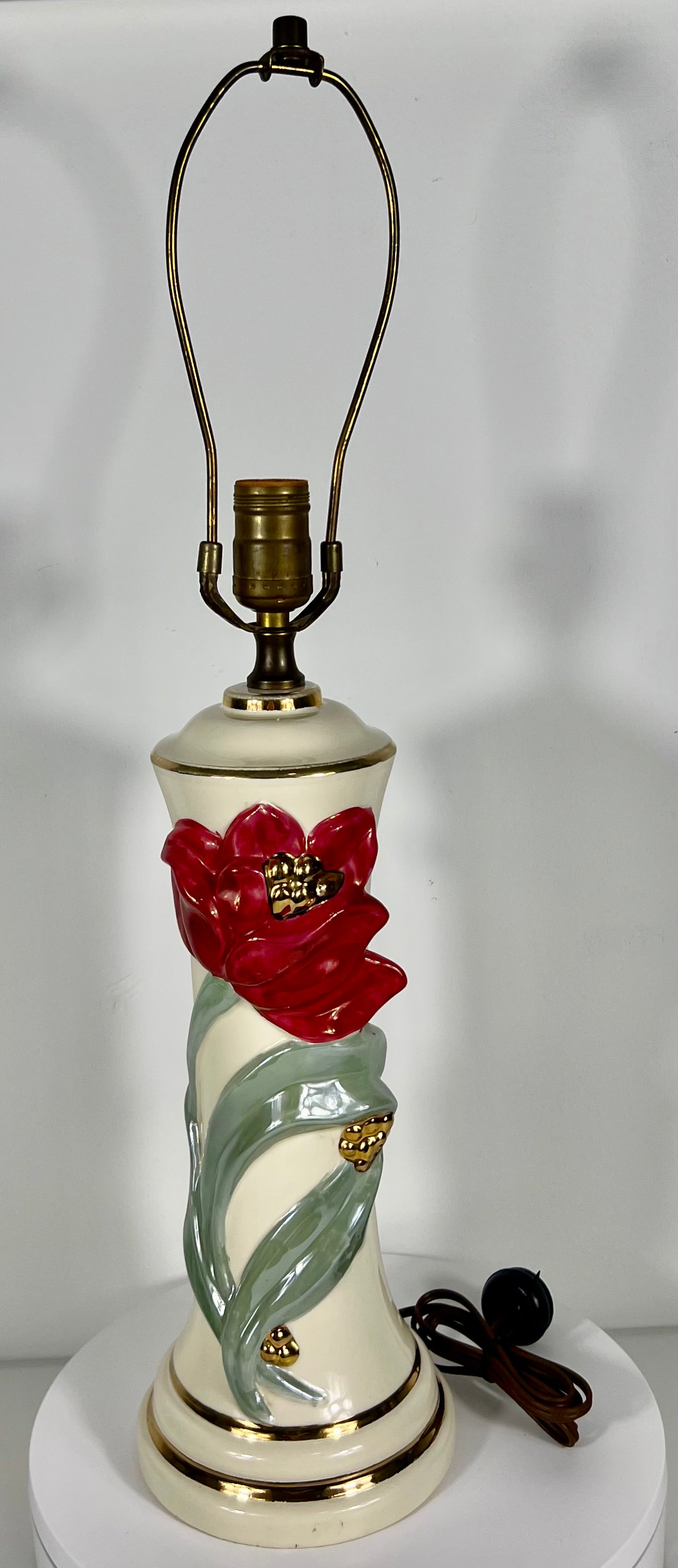 1940s IVORY AND GOLD FLOWER TABLE LAMP