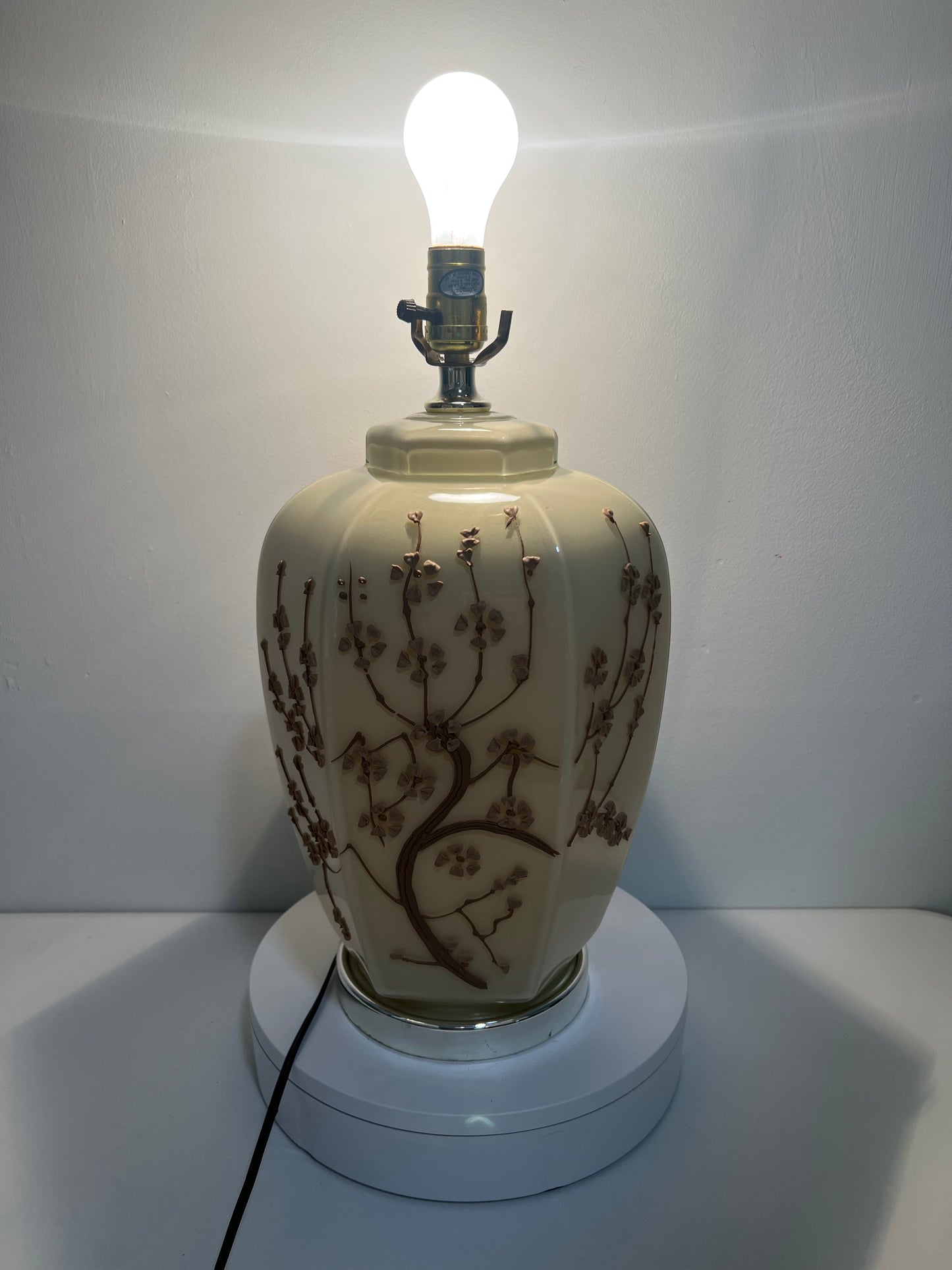 1970s CREAM AND BEIGE ART GLASS TABLE LAMP WITH 3D FLORAL DESIGN