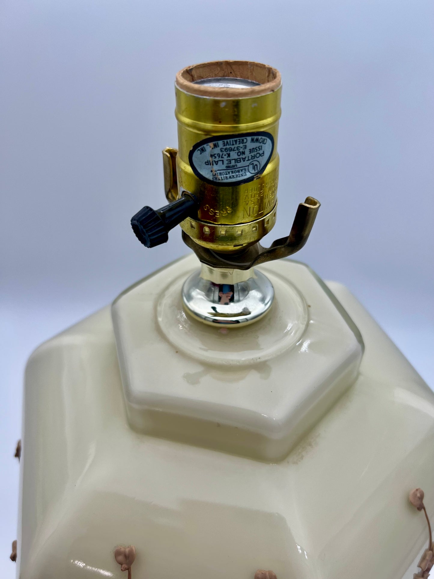 1970s CREAM AND BEIGE ART GLASS TABLE LAMP WITH 3D FLORAL DESIGN