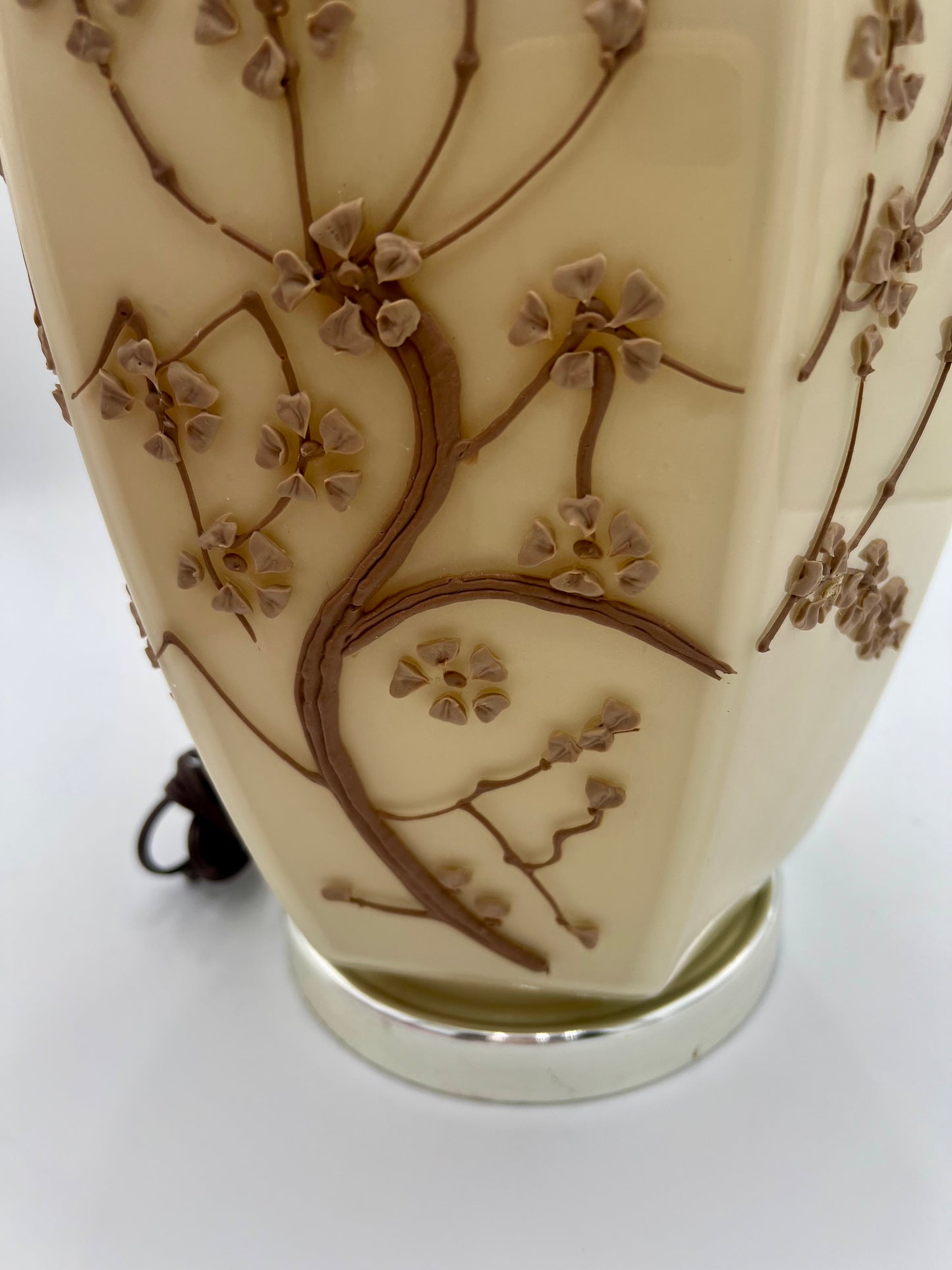 1970s CREAM AND BEIGE ART GLASS TABLE LAMP WITH 3D FLORAL DESIGN