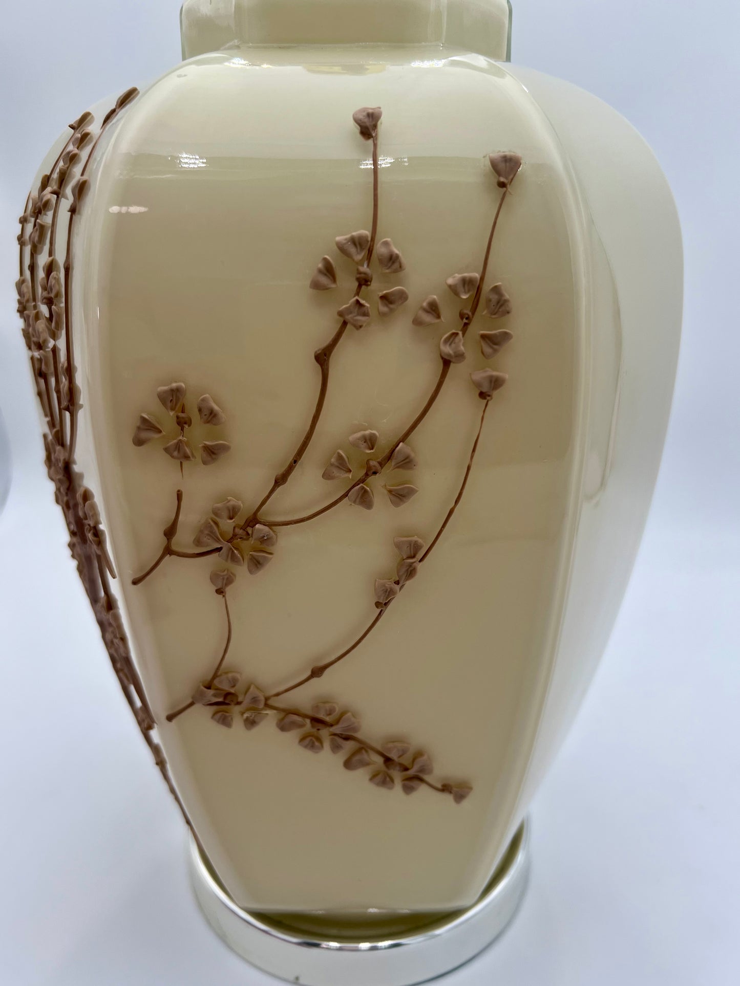 1970s CREAM AND BEIGE ART GLASS TABLE LAMP WITH 3D FLORAL DESIGN