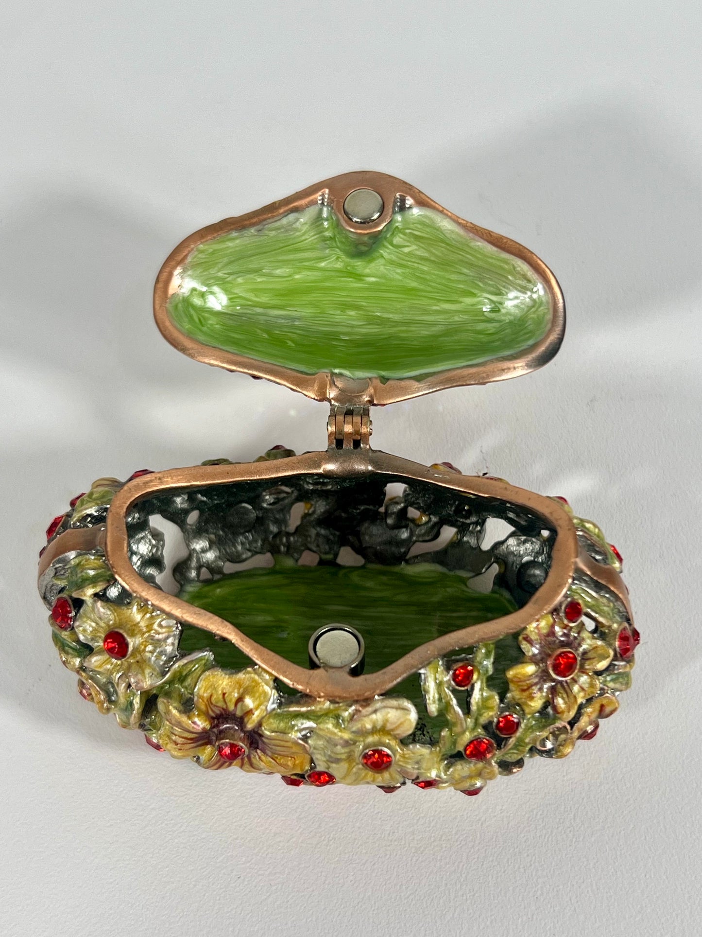 VINTAGE SMALL TRINKET/JEWELRY BOX PURSE SHAPED WITH CUT OUT FLOWERS AND RED CRYSTALS