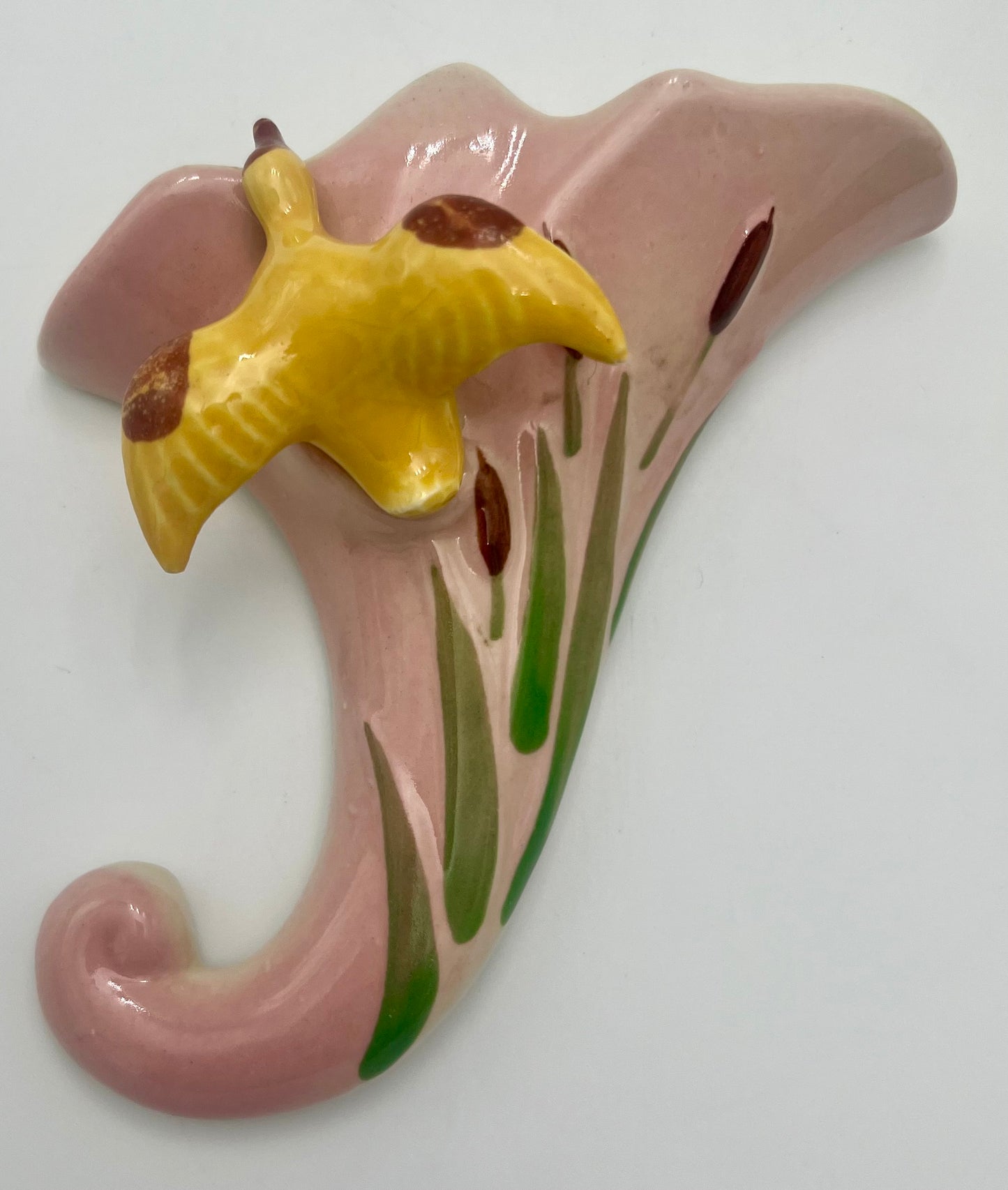 PAIR OF 1950s PINK AND GREEN CORNUCOPIA SHAPE WALL POCKETS