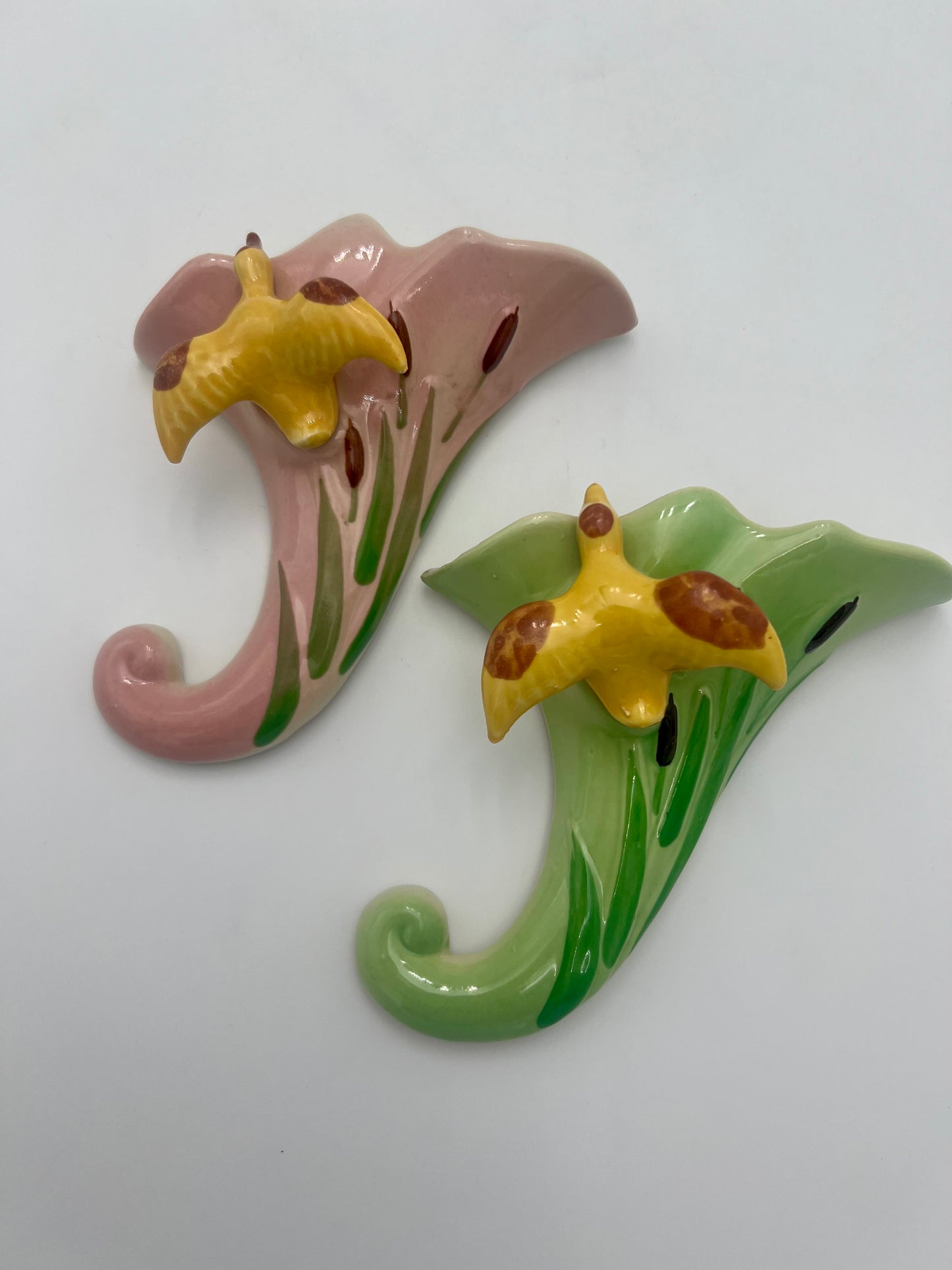 PAIR OF 1950s PINK AND GREEN CORNUCOPIA SHAPE WALL POCKETS