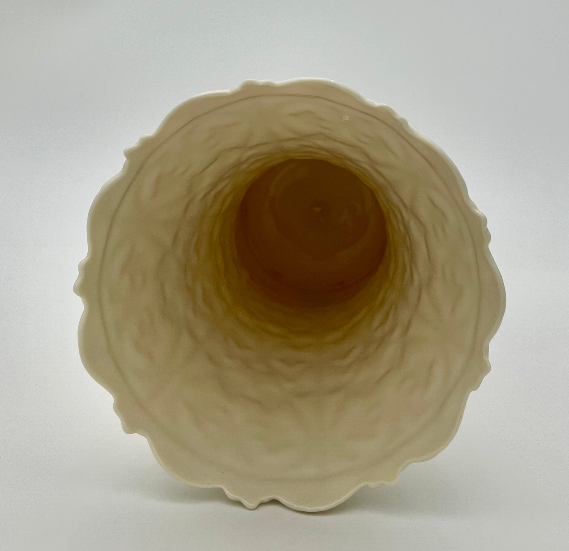 VINTAGE LENOX IVORY EMBOSSED PORCELAIN VASE – SCALLOPED RIM, RAISED FLORAL SCROLL DESIGN, 1930s–1950s MADE IN USA