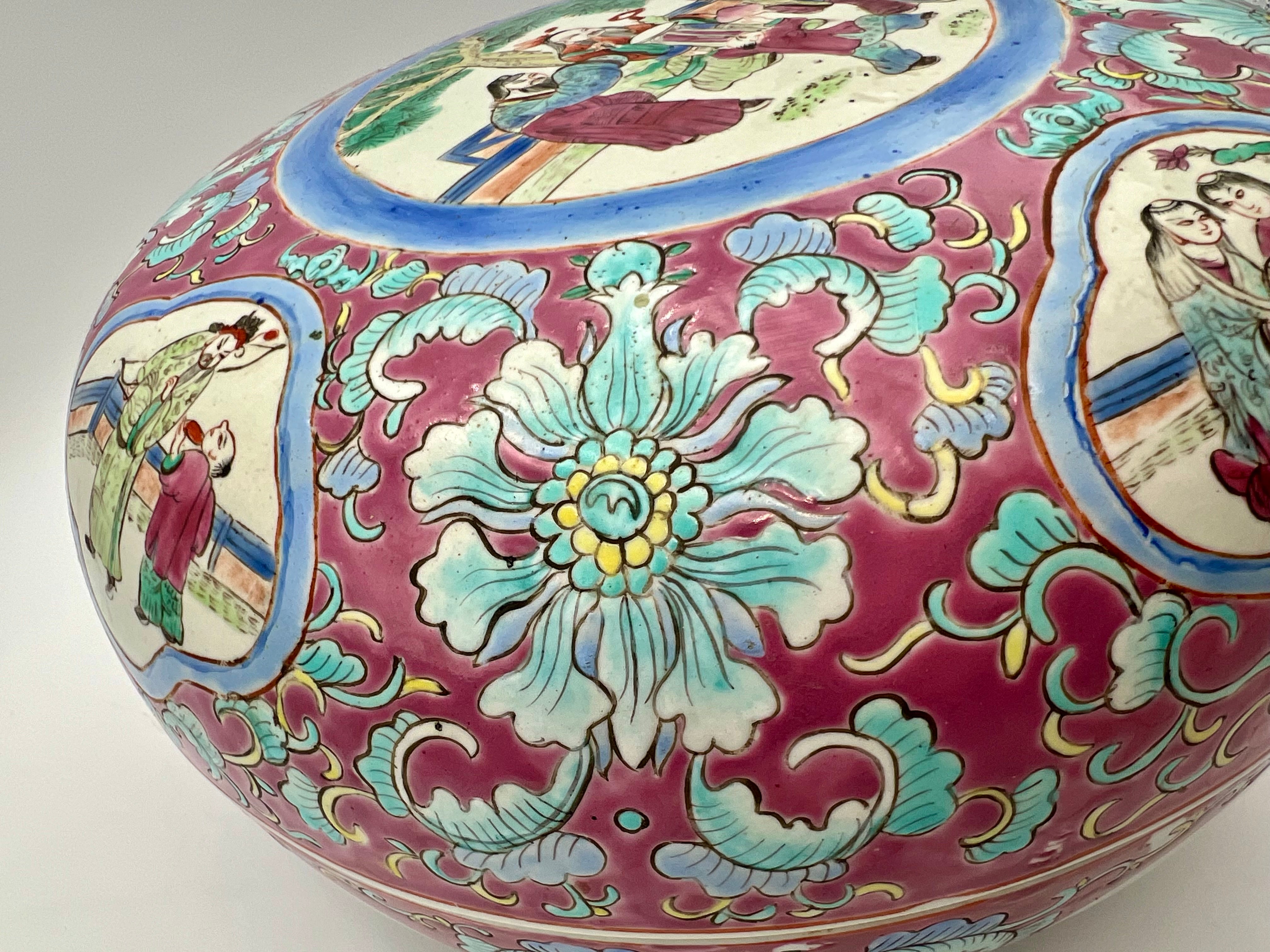 ANTIQUE LARGE CHINESE PORCELAIN CIRCULAR BOX AND COVER