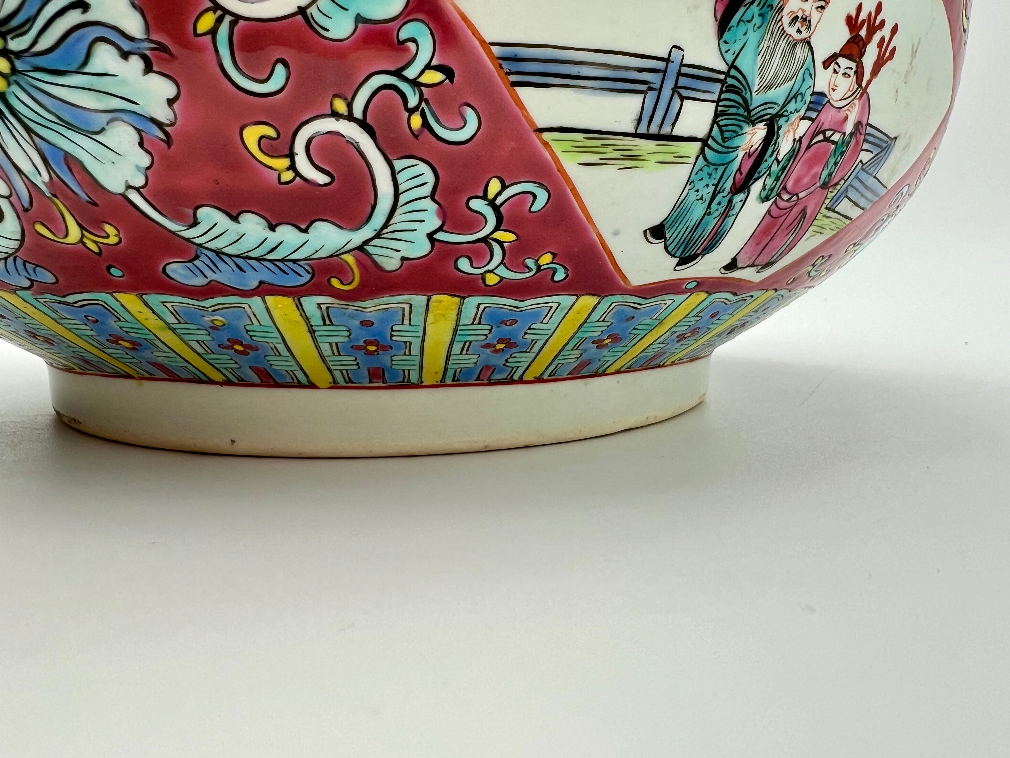 ANTIQUE LARGE CHINESE PORCELAIN CIRCULAR BOX AND COVER