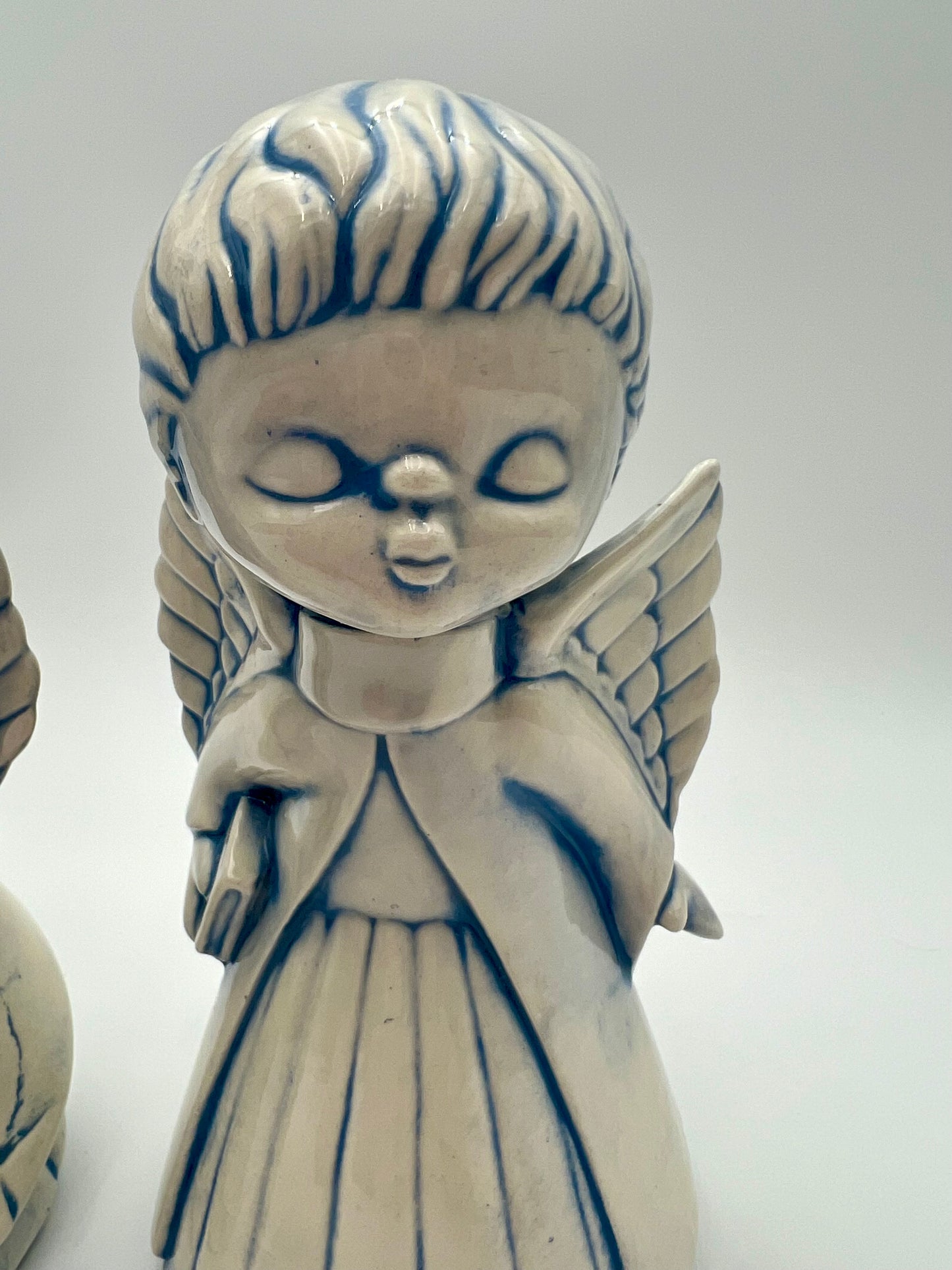VINTAGE SIGNED CERAMIC KISSING ANGELS CIRCA 1983