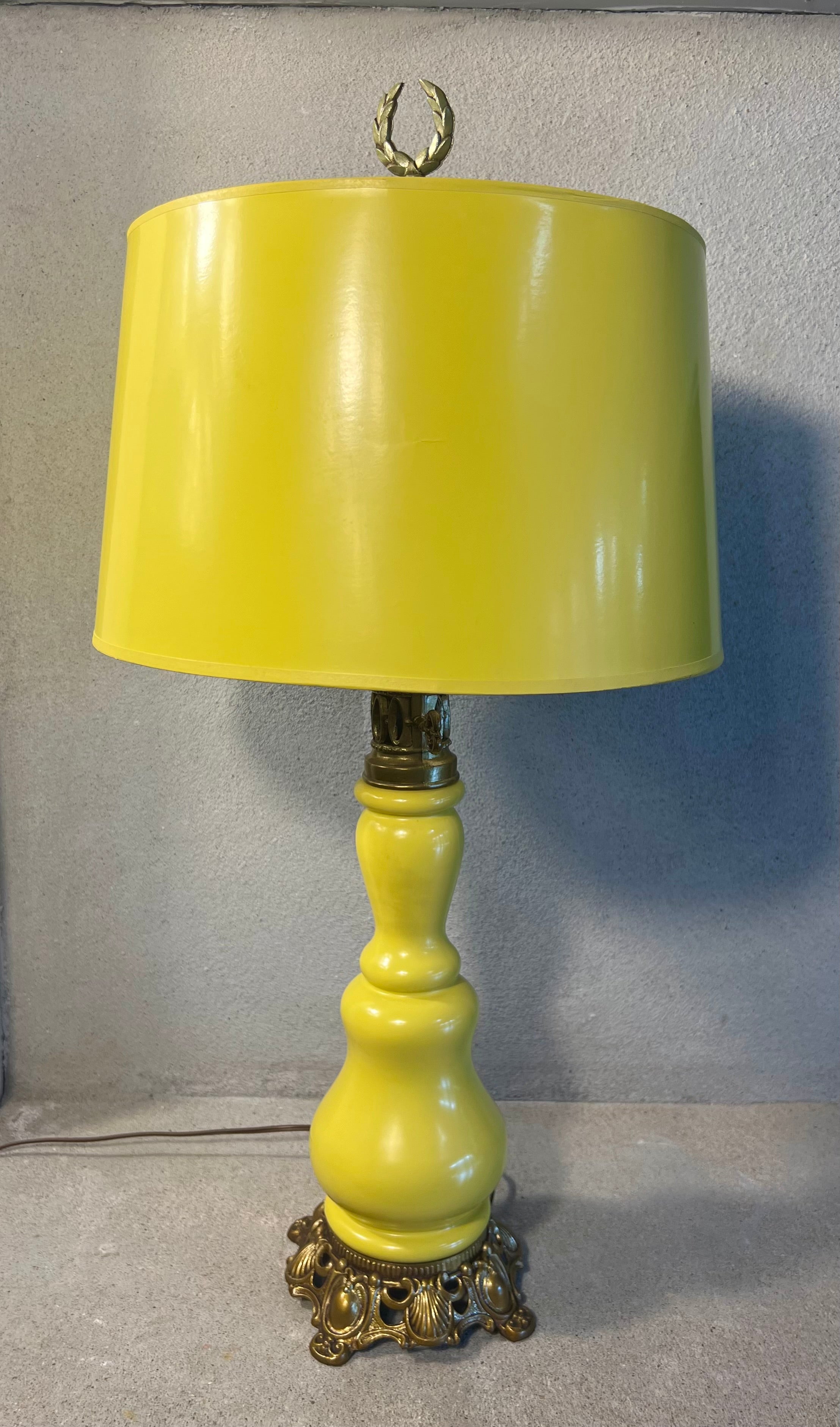 VINTAGE FRENCH OIL LAMP STYLE YELLOW CERAMIC TABLE LAMP WITH ORNATE BRASS BASE