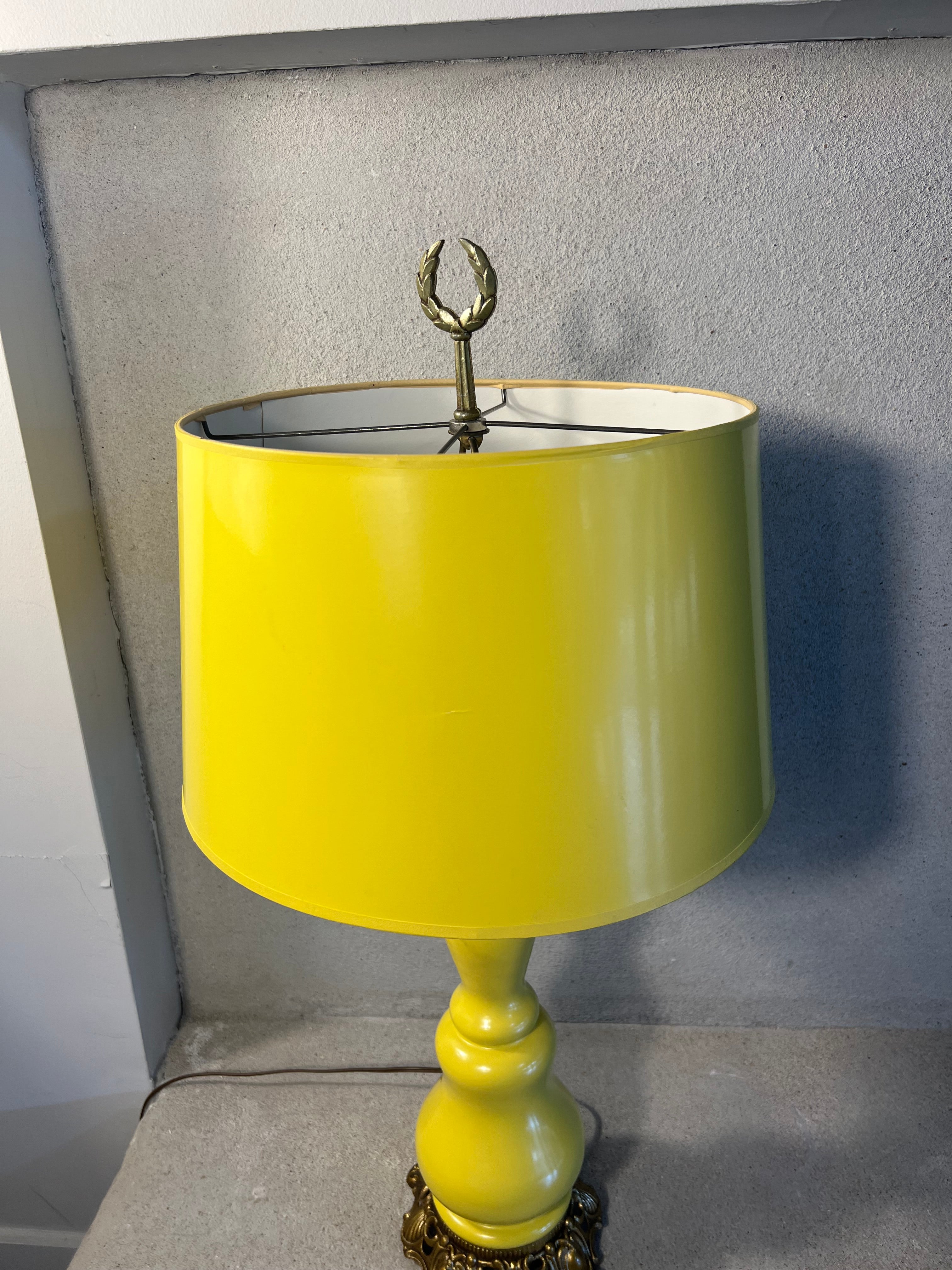 VINTAGE FRENCH OIL LAMP STYLE YELLOW CERAMIC TABLE LAMP WITH ORNATE BRASS BASE